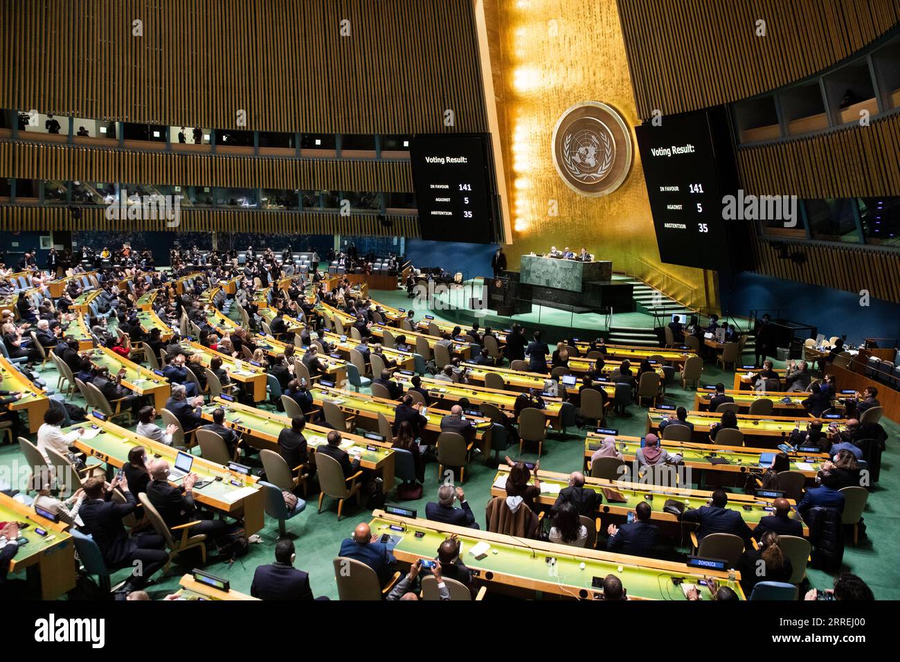 220303 -- VEREINTEN NATIONEN, 3. März 2022 -- Foto vom 2. März 2022 zeigt das Abstimmungsergebnis eines Resolutionsentwurfs der Generalversammlung der Vereinten Nationen zur Ukraine während einer Sondersitzung über die Ukraine im UN-Hauptquartier in New York. UN-GENERALVERSAMMLUNG-ABSTIMMUNG-UKRAINE WangxYing PUBLICATIONxNOTxINxCHN Stockfoto