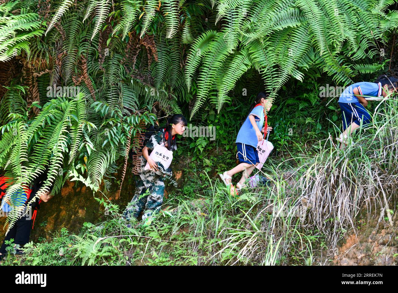220305 GUIYANG, 5. März 2022 Pan Xuefei 2. L geht nach der Schule