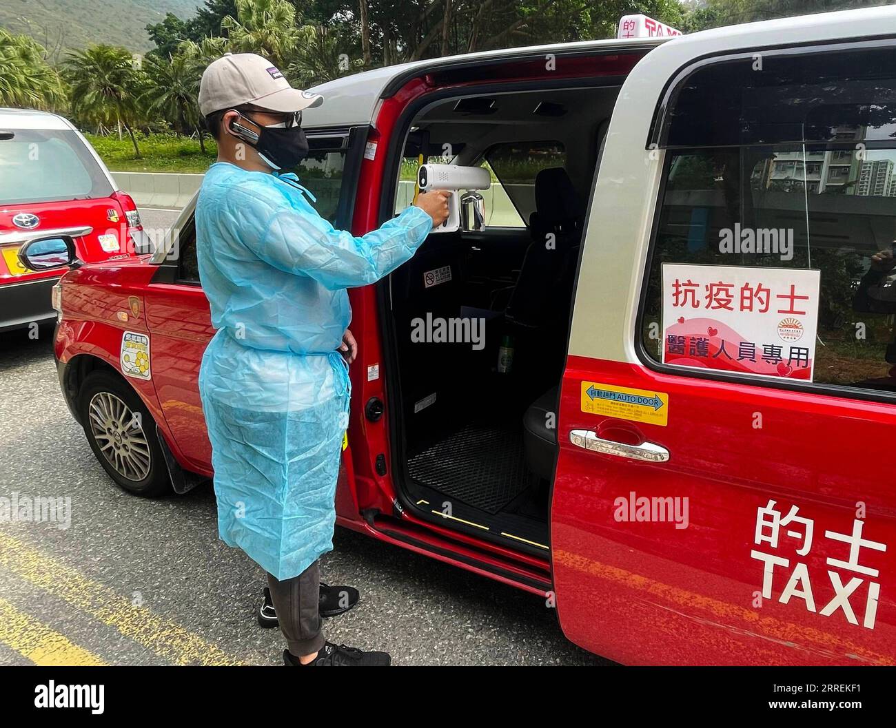 220306 -- HONGKONG, 6. März 2022 -- Ein Taxifahrer der antiepidemischen Taxiflotte desinfiziert sein Fahrzeug in Hongkong, Südchina, 5. März 2022. ZU GEHEN MIT Feature: Hong Kong Taxifahrer schließen sich COVID-19 Kampf CHINA-HONG KONG-ANTI-EPIDEMIE-TAXI FLOTTE CN Xinhua PUBLICATIONxNOTxINxCHN Stockfoto