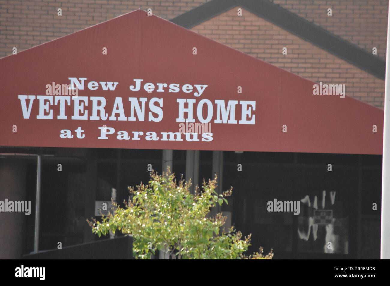 New Jersey Veterans Home at Paramus Signage auf dem Gebäude. Paramus Veterans Memorial Home in Paramus. Unzureichende Pandemie-Infektionskontrolle und medizinische Versorgung in zwei staatlichen Veteranenhäusern verstießen gegen die US-Verfassung und setzten Bewohner einem Risiko für COVID-19 und andere Viren aus, sagte das Justizministerium und die US-Staatsanwaltschaft für New Jersey am Donnerstagmorgen. Die Ergebnisse in den Altenheimen von Menlo Park und Paramus verhandeln einen Dolch an den Gouverneur von New Jersey, Phil Murphy, dessen Reaktion auf die Pandemie in den Pflegeeinrichtungen heftig kritisiert wurde, da COVID-19 New Jersey im März 2 beeinflusste Stockfoto