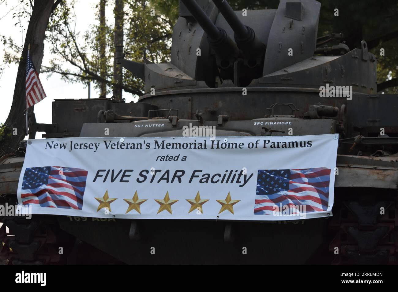 New Jersey Veterans Home in Paramus Beschilderung, dass fünf-Sterne-Anlage auf einem Tank geparkt ist, obwohl die Anlage vom Justizministerium untersucht wird. Paramus Veterans Memorial Home in Paramus. Unzureichende Pandemie-Infektionskontrolle und medizinische Versorgung in zwei staatlichen Veteranenhäusern verstießen gegen die US-Verfassung und setzten Bewohner einem Risiko für COVID-19 und andere Viren aus, sagte das Justizministerium und die US-Staatsanwaltschaft für New Jersey am Donnerstagmorgen. Funde in den Häusern der Veteranen von Menlo Park und Paramus überreichen einen Dolch an den Gouverneur von New Jersey, Phil Murphy, dessen Antwort auf Th Stockfoto