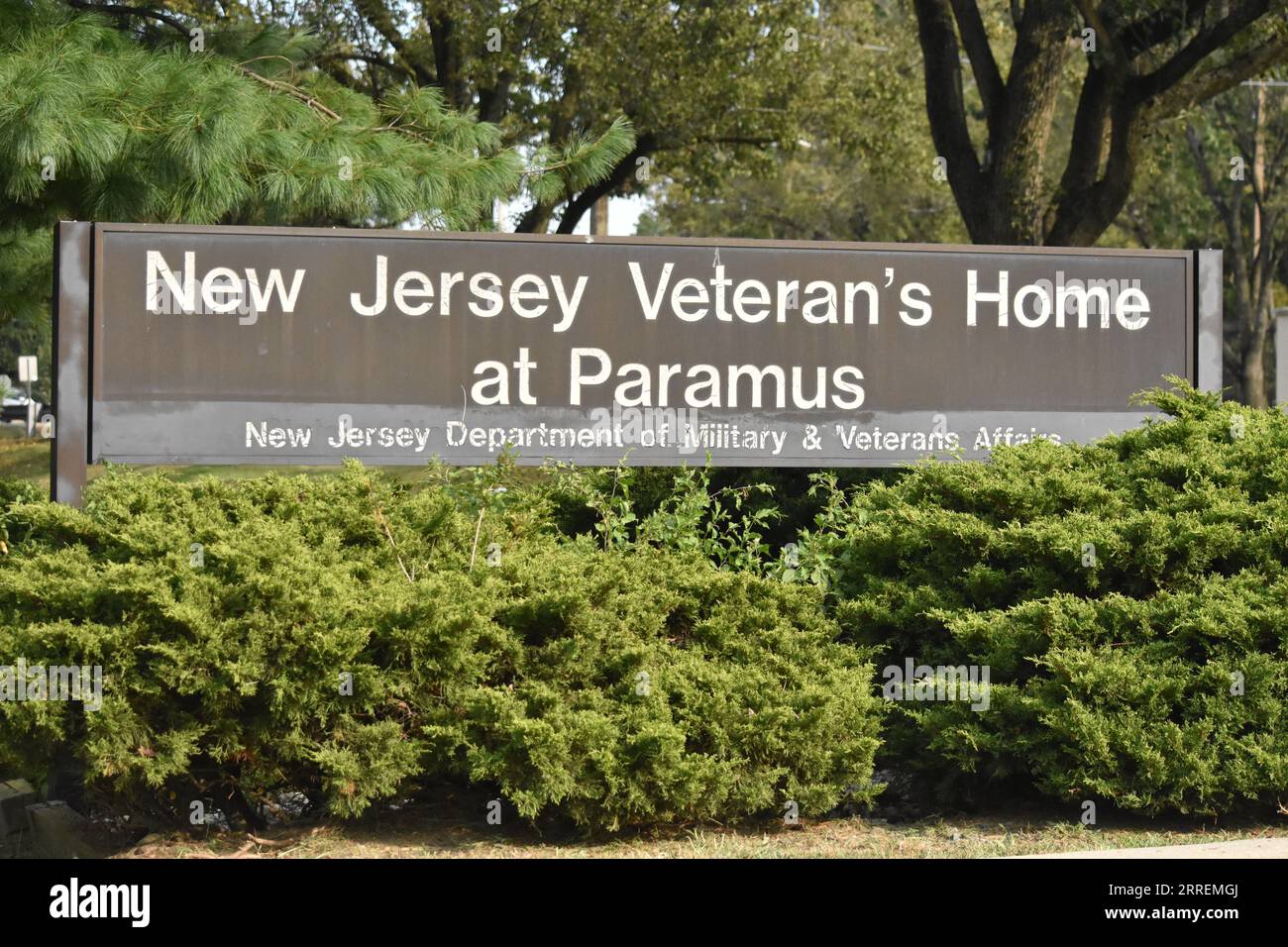 New Jersey Veterans Home in Paramus Beschilderung beim Eintritt zum Parkplatz. Paramus Veterans Memorial Home in Paramus. Unzureichende Pandemie-Infektionskontrolle und medizinische Versorgung in zwei staatlichen Veteranenhäusern verstießen gegen die US-Verfassung und setzten Bewohner einem Risiko für COVID-19 und andere Viren aus, sagte das Justizministerium und die US-Staatsanwaltschaft für New Jersey am Donnerstagmorgen. Die Ergebnisse in den Altenheimen von Menlo Park und Paramus verhandeln einen Dolch an den Gouverneur von New Jersey Phil Murphy, dessen Reaktion auf die Pandemie in den Pflegeeinrichtungen heftig kritisiert wurde, da COVID-19 New Jer beeinflusste Stockfoto