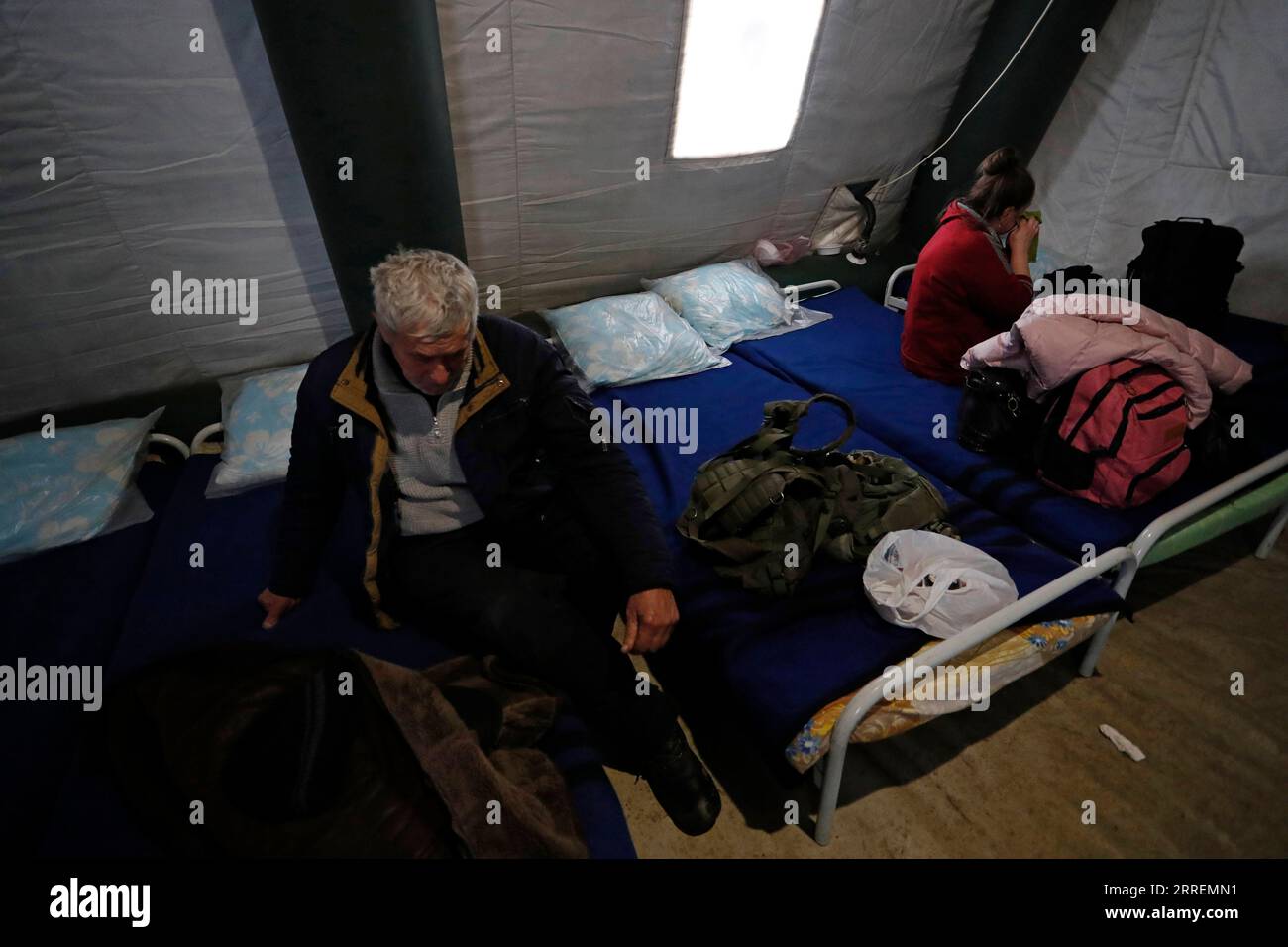220309 -- DONEZK, 9. März 2022 -- Menschen, die aus Mariupol evakuiert wurden, ruhen am 8. März 2022 auf einer Siedlungsstätte in Donezk. Foto von Victor/Xinhua RUSSLAND-UKRAINE-KONFLIKT VxIctor PUBLICATIONxNOTxINxCHN Stockfoto
