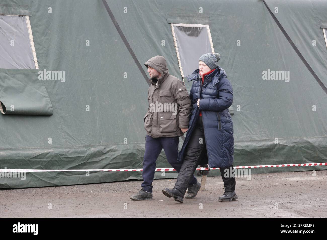 220309 -- DONEZK, 9. März 2022 -- Menschen, die aus Mariupol evakuiert wurden, gehen am 8. März 2022 an einer Siedlungsstätte in Donezk spazieren. Foto von Victor/Xinhua RUSSLAND-UKRAINE-KONFLIKT VxIctor PUBLICATIONxNOTxINxCHN Stockfoto