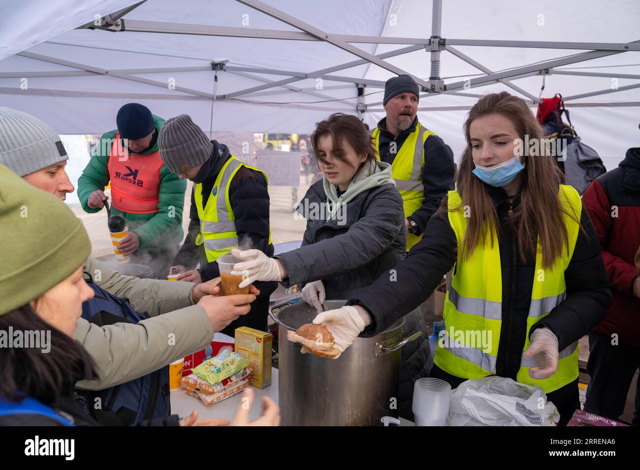 220310 -- LWIW, 10. März 2022 -- Mitarbeiter der Wohltätigkeitsorganisation liefern kostenlose Speisen auf dem platz des Lwiwer Bahnhofs in Lwiw, Ukraine, 9. März 2022. UKRAINE-LVIV-SITUATION RenxKe PUBLICATIONxNOTxINxCHN Stockfoto