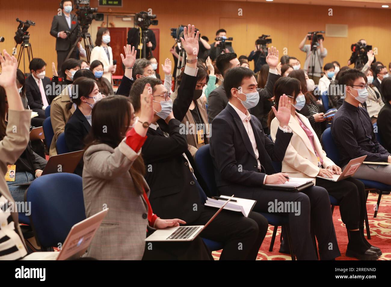 220311 -- PEKING, 11. März 2022 -- Journalisten erheben die Hände, um während einer Pressekonferenz des chinesischen Ministerpräsidenten Li Keqiang per Videolink Fragen zu stellen, nachdem die fünfte Sitzung des 13. Nationalen Volkskongresses NPC in Peking, der Hauptstadt Chinas, am 11. März 2022 beendet wurde. ZWEI SITZUNGEN CHINA-PEKING-PREMIER-PRESSUNGSANGERÄT CN LUXYE PUBLICATIONXNOTXINXCHN Stockfoto