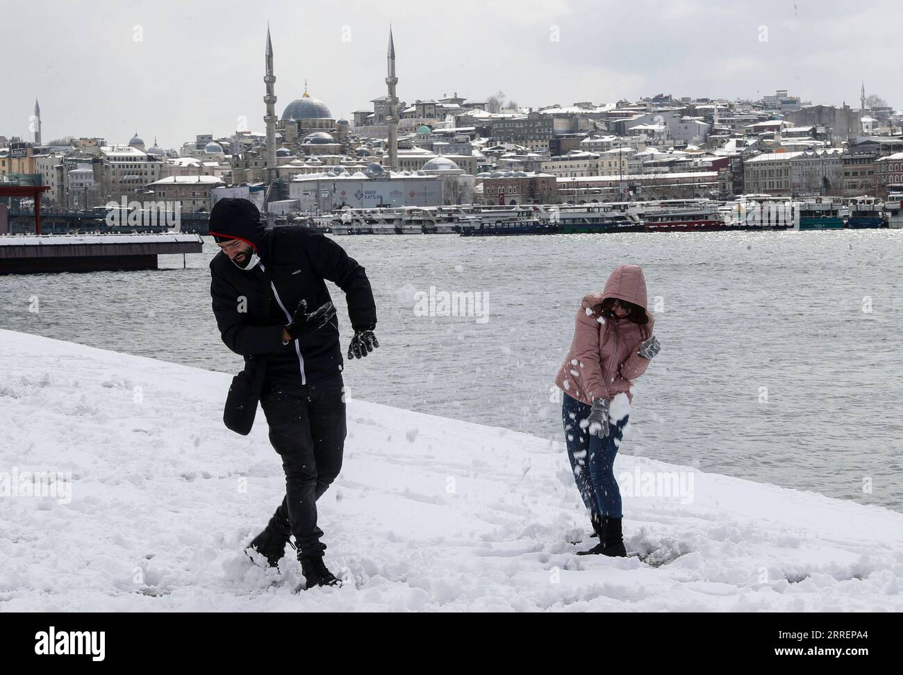 220311 -- ISTANBUL, 11. März 2022 -- Menschen im Schnee in Istanbul, Türkei, 11. März 2022. Eine Schneedecke bedeckte am Freitag die größte türkische Stadt Istanbul, was den Flugverkehr unterbrach, den See- und Landverkehr zum Stillstand brachte und Schulschließungen zwang. Foto von /Xinhua TURKEY-ISTANBUL-SNOW UnalxCam PUBLICATIONxNOTxINxCHN Stockfoto
