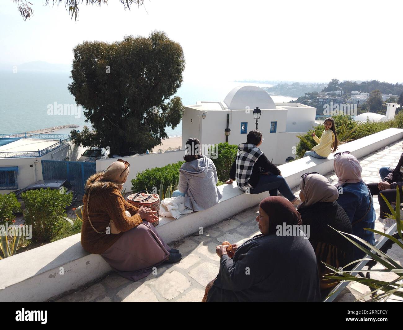 220312 -- TUNIS, 12. März 2022 -- Touristen genießen den Meerblick in der Touristenattraktion von Sidi Bou Said in Tunis, Tunesien, 11. März 2022. Tunesien hat seit dem 1. März gesundheitliche Einschränkungen für einreisende Touristen gelockert, und die Zahl der Touristen in den wichtigsten Attraktionen ist gestiegen. TUNESIEN-TUNIS-TOURISMUS Xinhua PUBLICATIONxNOTxINxCHN Stockfoto