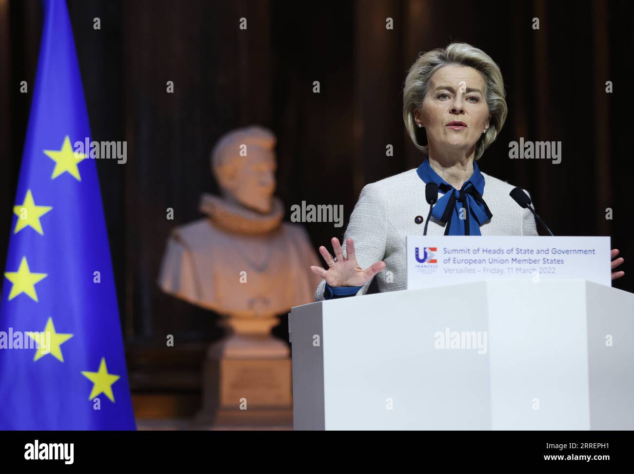 220312 -- PARIS, 12. März 2022 -- Präsidentin der Europäischen Kommission Ursula von der Leyen spricht nach einem informellen Treffen der EU-Staatschefs im Chateau de Versailles bei Paris, Frankreich, am 11. März 2022 vor einer Pressekonferenz. FRANKREICH-PARIS-INFORMELLE TAGUNG DES EUROPÄISCHEN RATES GAOXJING PUBLICATIONXNOTXINXCHN Stockfoto