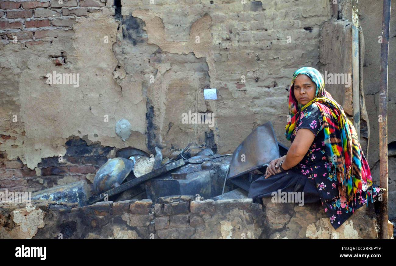 220312 -- NEU DELHI, 12. März 2022 -- Eine Frau sitzt vor einer verbrannten Wohnhütte, nachdem ein Großbrand in der Nähe des Dorfes Gokalpur im Nordosten von Delhi, Indien, am 12. März 2022 ausbrach. Mindestens sieben Menschen wurden nach einem Großbrand in Delhi, Indien, in den frühen Morgenstunden des Samstags zu Tode gebrannt, bestätigte ein leitender Beamter der Delhi Fire Services. STR/INDIA-DELHI-FIRE xinhua PUBLICATIONxNOTxINxCHN Stockfoto