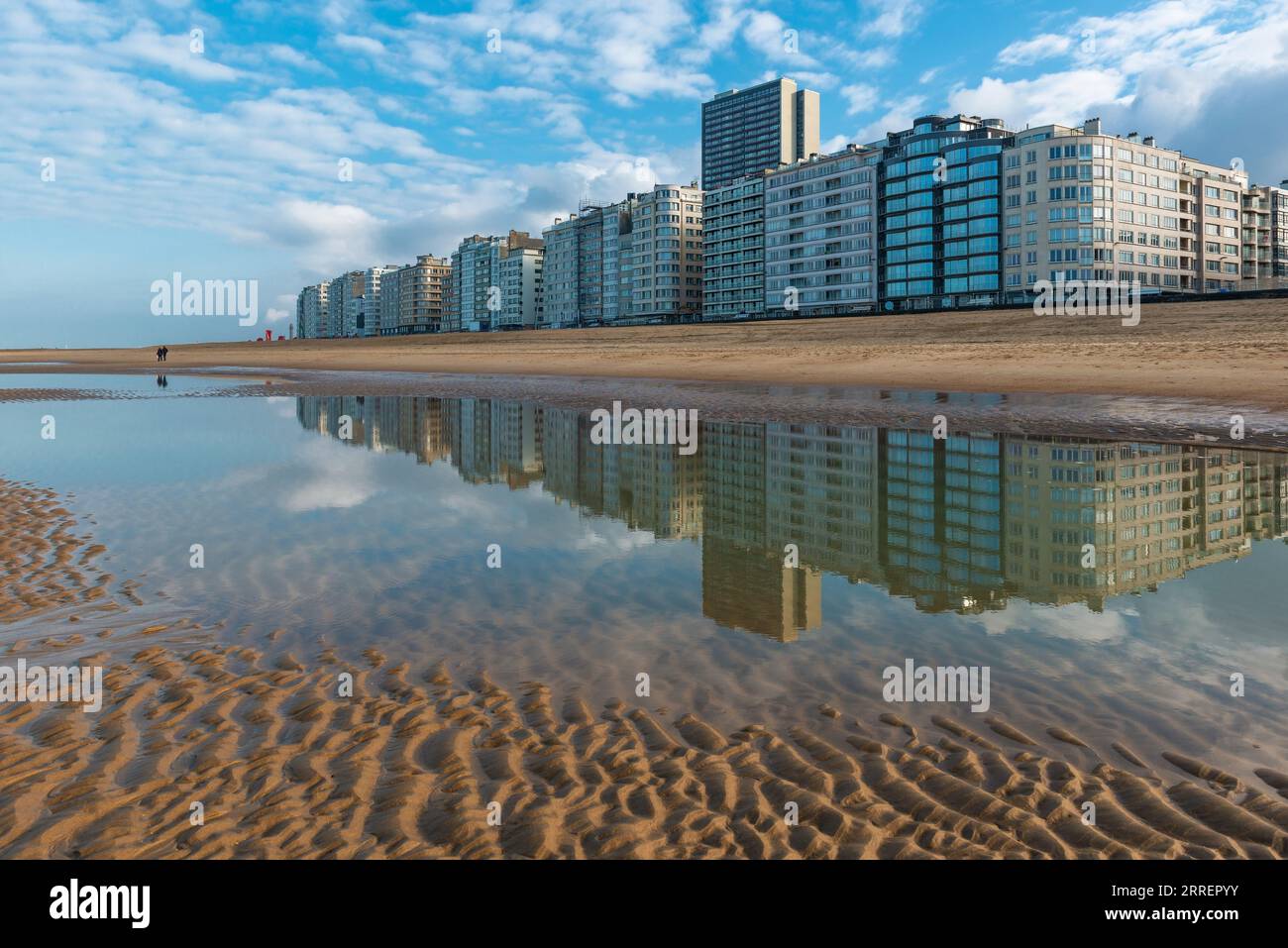 Oostende oder Ostend Beach City Skyline Reflection, Westflandern, Belgien. Stockfoto