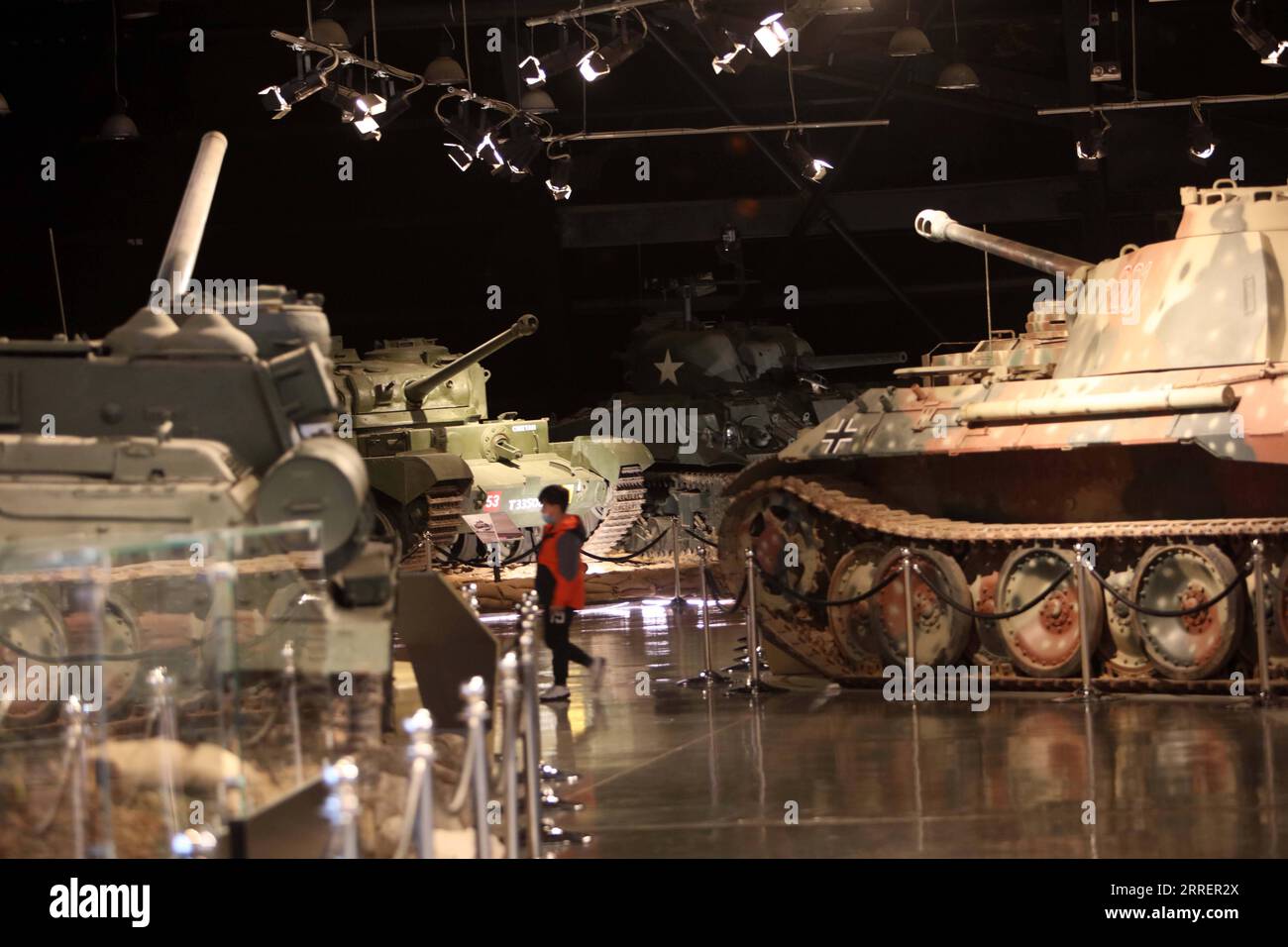 220312 -- AMMAN, 12. März 2022 -- Ein Junge besucht am 12. März 2022 das Royal Tank Museum in Amman, Jordanien. Foto: /Xinhua JORDAN-AMMAN-ROYAL TANK MUSEUM MohammadxAbuxGhosh PUBLICATIONxNOTxINxCHN Stockfoto