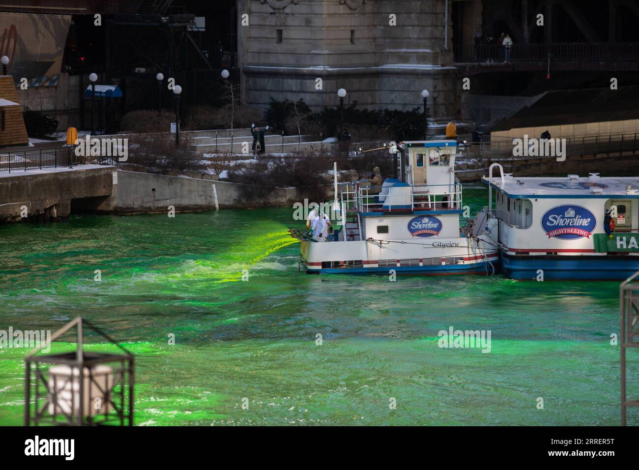 220312 -- CHICAGO, 12. März 2022 -- Arbeiter auf einem Binnenschiff färben den Chicago River Green in Chicago, USA, am 12. März 2022. Der Chicago River wurde am Samstag grün gefärbt, um die bevorstehende St. Patrick s Day, der am 17. März begangen wird. Foto: Vincent D. Johnson/Xinhua U.S.-CHICAGO-ST. PATRICK S DAY-CELEBRATION XuxJing PUBLICATIONxNOTxINxCHN Stockfoto