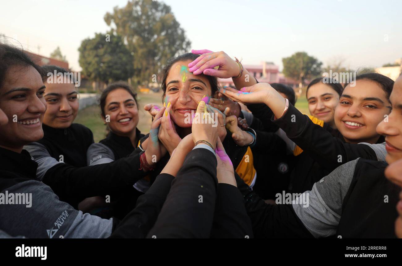 220314 -- JAMMU, 14. März 2022 -- College-Studenten feiern das Holi-Festival, das Festival der Farben, in Jammu, der Winterhauptstadt des von Indien kontrollierten Kaschmirs, am 14. März 2022. STR/KASHMIR-JAMMU-HOLI FESTIVAL Xinhua PUBLICATIONxNOTxINxCHN Stockfoto