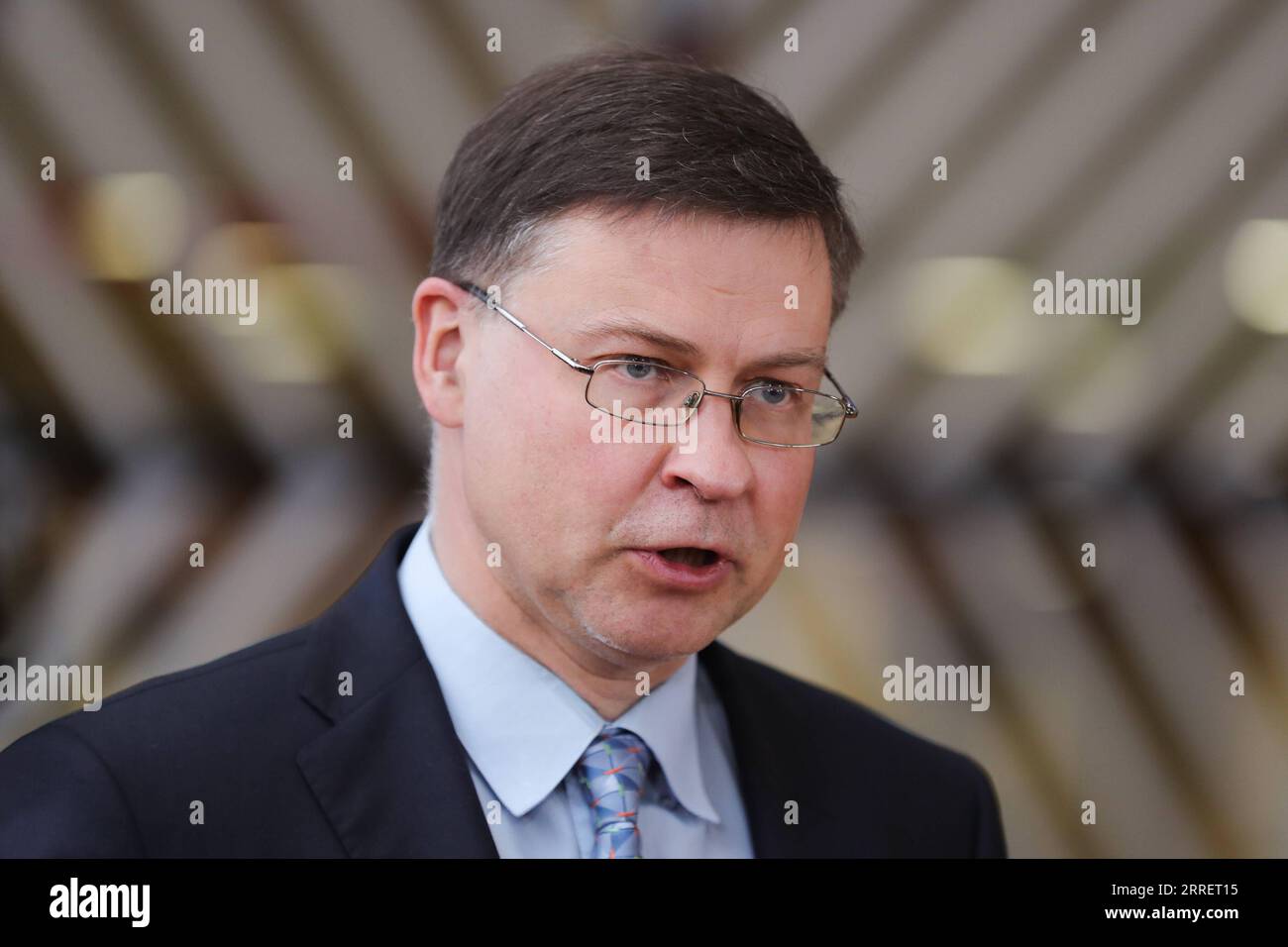 220315 -- BRÜSSEL, 15. März 2022 -- Valdis Dombrovskis, Exekutiv-Vizepräsident der Europäischen Kommission für eine Volkswirtschaft, spricht vor einem Treffen der Eurogruppe am 14. März 2022 in Brüssel, Belgien, vor der Presse. Das Euro-Währungsgebiet wird die Auswirkungen des Russland-Ukraine-Konflikts auf seine Wirtschaft abmildern, indem es die Lage genau überwacht und seine Finanzpolitik bei Bedarf umgehend anpasst, sagten die Beamten am Montagabend nach einer Sitzung der Eurogruppe. TREFFEN BELGIEN-BRÜSSEL-EUROGRUPPE ZhengxHuansong PUBLICATIONxNOTxINxCHN Stockfoto