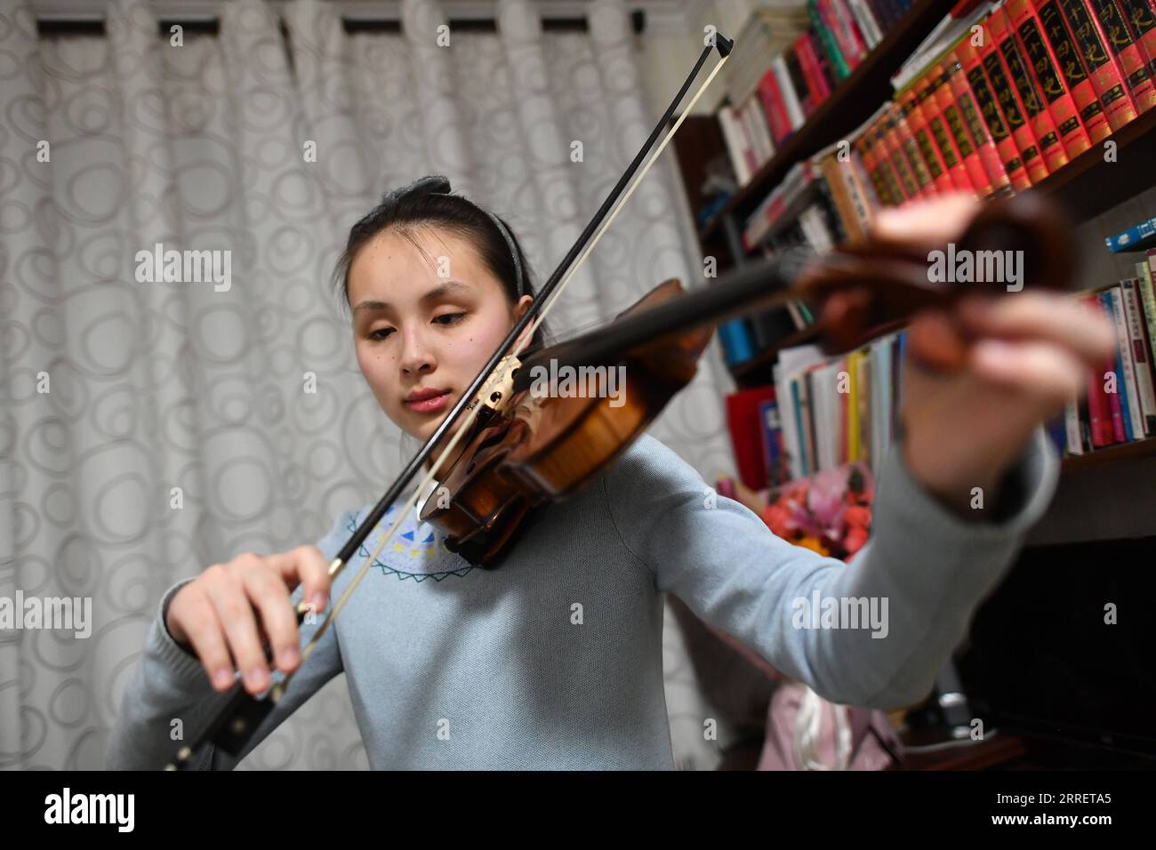 220316 -- YINCHUAN, 16. März 2022 -- Ma Yifei spielt das Lied Snowflake aus Peking 2022 auf ihrer Violine zu Hause in Yinchuan, Nordwestchinas Autonome Region Ningxia Hui, 14. März 2022. Für Ma Yifei, ein 16-jähriges sehbehindertes Mädchen, ist das Geigenstück des Pekinger 2022-Themensängs Snowflake, das sie bei der Abschlusszeremonie der Paralympischen Winterspiele 2022 in Peking spielte, ihr bestes Geschenk für Paralympians auf der ganzen Welt. MA, eine zweite Studentin an der Ningxia Special Education High School in der Autonomen Region Ningxia Hui im Nordwesten Chinas, verlor im Alter von zwei Jahren ihr Augenlicht durch illne Stockfoto