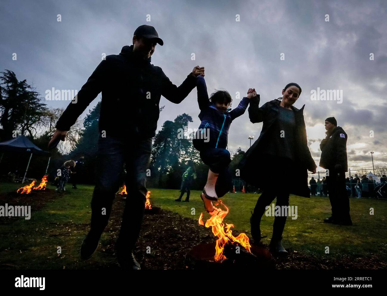 220316 -- VANCOUVER, 16. März 2022 -- Menschen springen über ein Lagerfeuer während des Fire Festivals im Ambleside Park in West Vancouver, British Columbia, Kanada, 15. März 2022. Das Feuerfest wird von Iranern am Vorabend des letzten Mittwoch vor Nowruz, dem iranischen Neujahr, gefeiert. Foto: /Xinhua CANADA-VANCOUVER-FIRE FESTIVAL LiangxSen PUBLICATIONxNOTxINxCHN Stockfoto