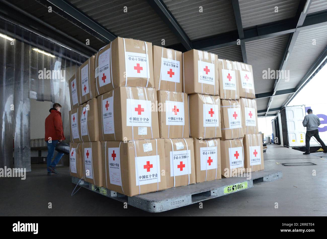 220316 -- WARSCHAU, 16. März 2022 -- humanitäre Hilfsgüter, die von der Gesellschaft des Roten Kreuzes Chinas an die ukrainische Gesellschaft des Roten Kreuzes geschickt werden, werden in Warschau, Polen, 15. März 2022 geladen. Die Gesellschaft des Roten Kreuzes Chinas gab am Montag bekannt, dass sie eine dritte Reihe von Hilfsgütern für humanitäre Notfälle an die ukrainische Gesellschaft des Roten Kreuzes geschickt hat. Die neuen Lieferungen, einschließlich Milchpulver für Kinder und Quilts, verließen Peking am Montag und kamen in Warschau, Polen an. Sie werden dann in die Ukraine transportiert. POLEN-CHINA-ROT KREUZ GESELLSCHAFT-ANGEBOT-UKRAINE CHENXCHEN PUBLICATIONXNOTXINXCHN Stockfoto