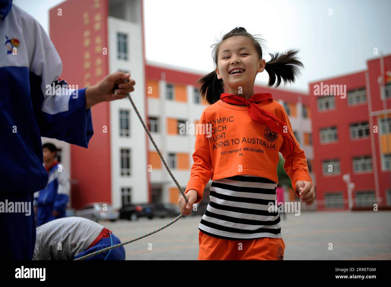 220316 -- YINCHUAN, 16. März 2022 -- Ma Yifei spielt Spiele mit Freunden in der Ningxia Special Education School in Yinchuan, Nordwestchinas Autonome Region Ningxia Hui, 21. Mai 2013. Für Ma Yifei, ein 16-jähriges sehbehindertes Mädchen, ist das Geigenstück des Pekinger 2022-Themensängs Snowflake, das sie bei der Abschlusszeremonie der Paralympischen Winterspiele 2022 in Peking spielte, ihr bestes Geschenk für Paralympians auf der ganzen Welt. MA, eine zweite Studentin an der Ningxia Special Education High School in der Autonomen Region Ningxia Hui im Nordwesten Chinas, verlor im Alter von zwei Jahren ihr Augenlicht durch Krankheit. Mit Stockfoto