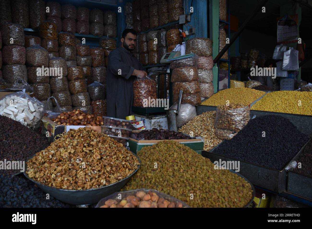 220315 -- MAZAR-i-SHARIF AFGHANISTAN, 15. März 2022 -- Ein Ladenbesitzer bereitet getrocknete Früchte und Nüsse auf einem Markt in Mazar-i-Sharif, Hauptstadt der Provinz Balkh, Afghanistan, am 14. März 2022 zu. Afghanen bereiten sich in diesen Tagen auf das bevorstehende Nawroz-Festival vor. Foto von /Xinhua AFGHANISTAN-MAZAR-i-SHARIF-NAWROZ FESTIVALVORBEREITUNG KawaxBasharat PUBLICATIONxNOTxINxCHN Stockfoto