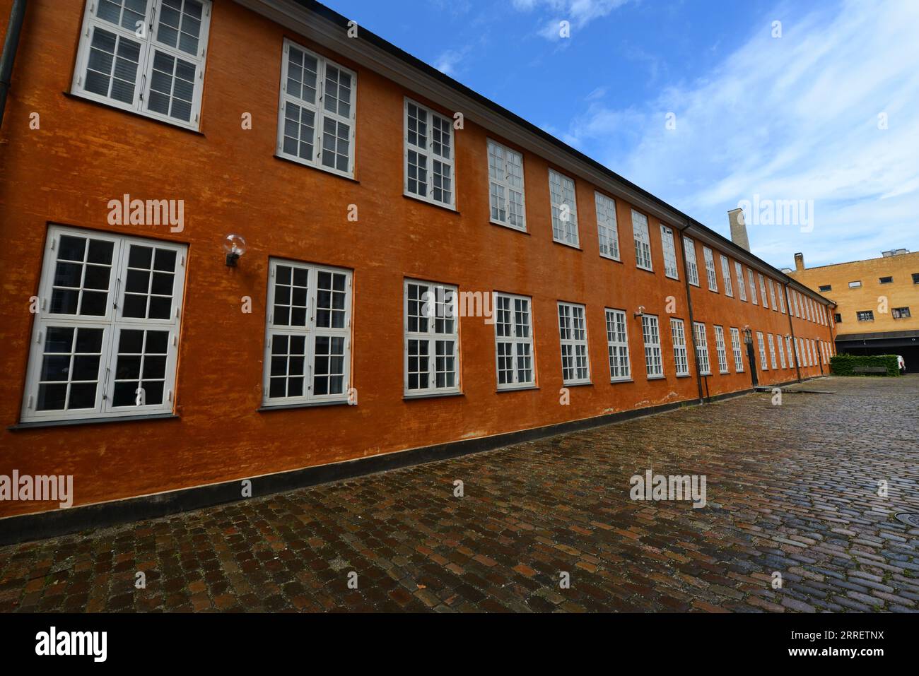 Ein farbenfrohes gelbes Gebäude auf der Fredericiagade 26 in Kopenhagen, Dänemark. Stockfoto
