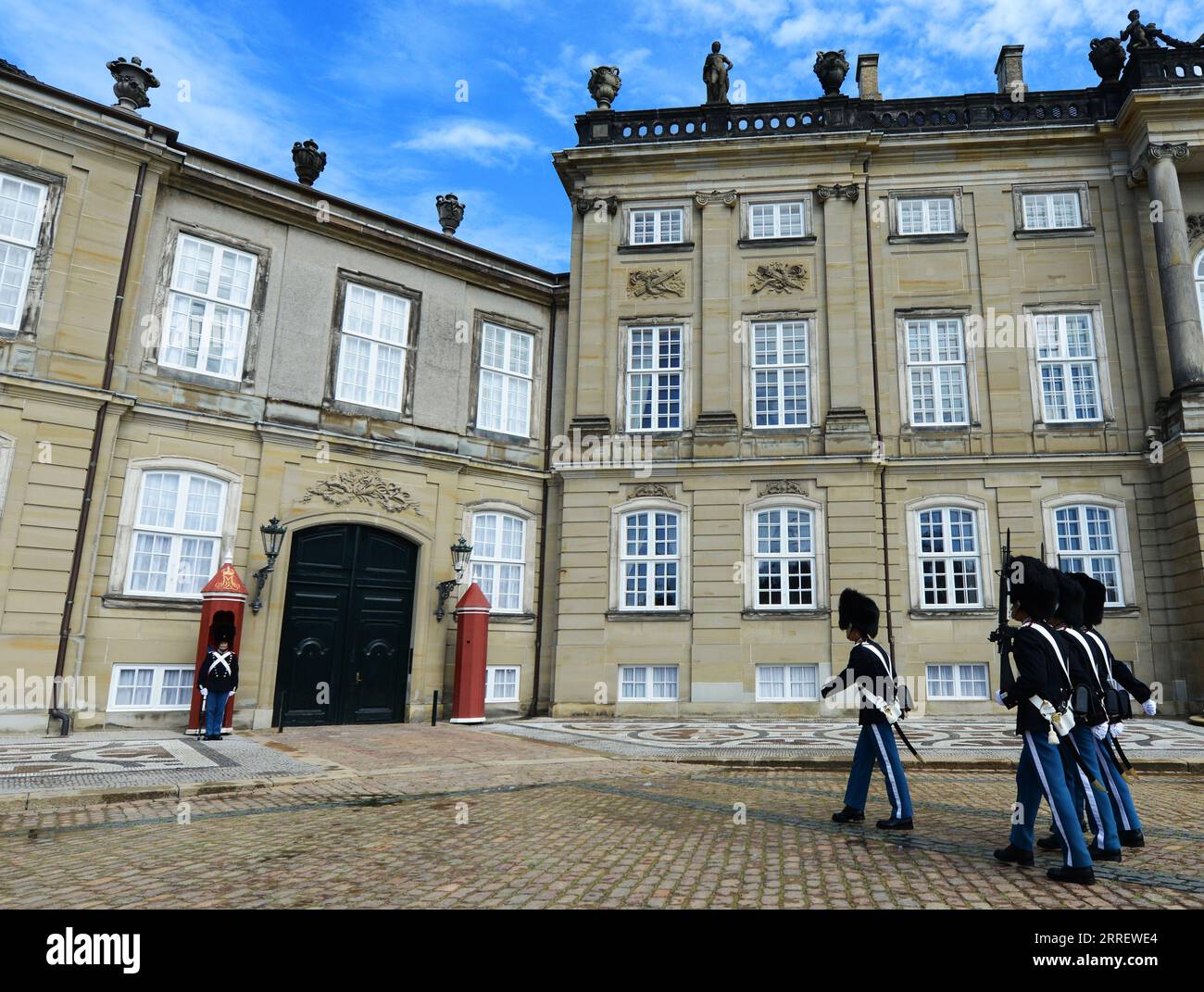 Wechsel der königlichen dänischen Garde im Schloss Amalienborg in Kopenhagen, Dänemark. Stockfoto