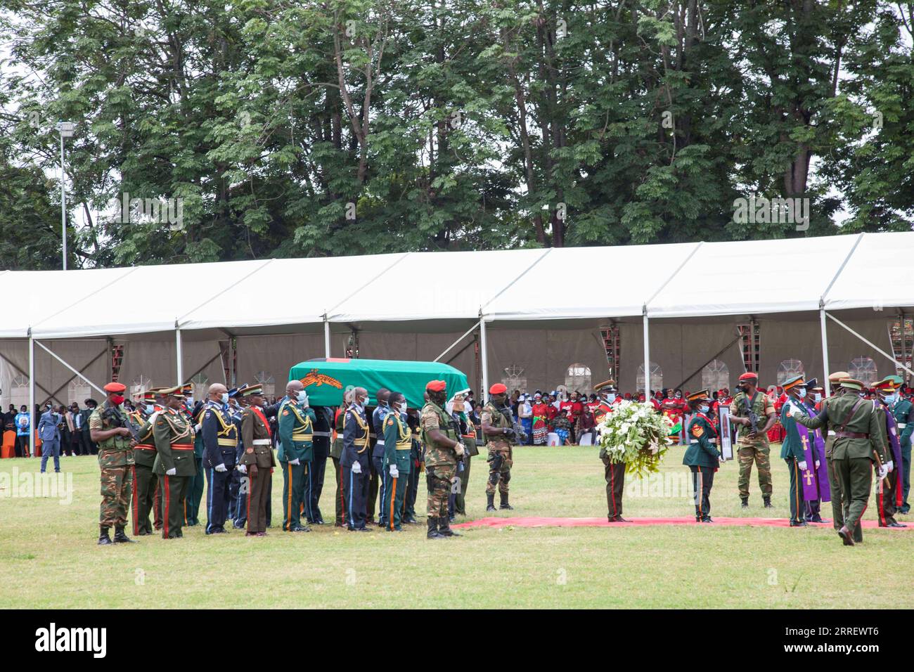 220317 -- LUSAKA, 17. März 2022 -- Soldaten tragen den Sarg des ehemaligen sambischen Präsidenten Rupiah Banda während einer Staatsbestattung in Lusaka, Sambia, am 17. März 2022. Sambia hielt am Donnerstag eine Beerdigung des vierten Präsidenten des Landes, Rupiah Banda, ab. Foto von /Xinhua SAMBIA-LUSAKA-EHEMALIGER PRÄSIDENT-BANDA-STATE-BEERDIGUNG MartinxMbangweta PUBLICATIONxNOTxINxCHN Stockfoto