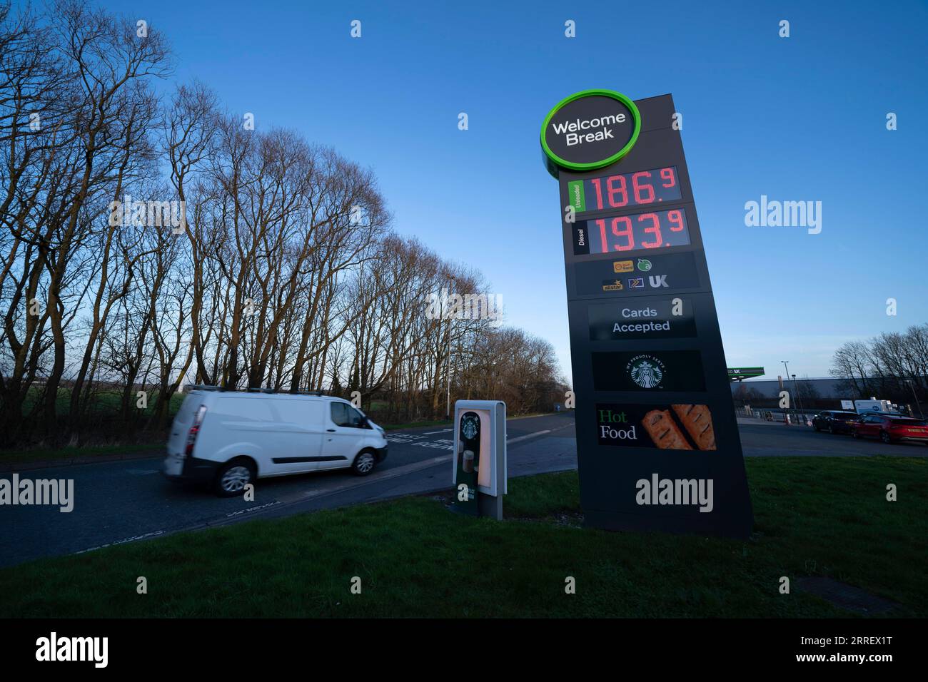 220318 -- WARRINGTON, 18. März 2022 -- Ein Fahrzeug passiert eine Tankstelle in Warrington, Großbritannien, 17. März 2022. Die Ölpreise stiegen am Donnerstag, als die Versorgungssorgen wieder auf den Markt kamen. Foto von /Xinhua BRITAIN-OIL PRICES-JUMP JonxSuper PUBLICATIONxNOTxINxCHN Stockfoto