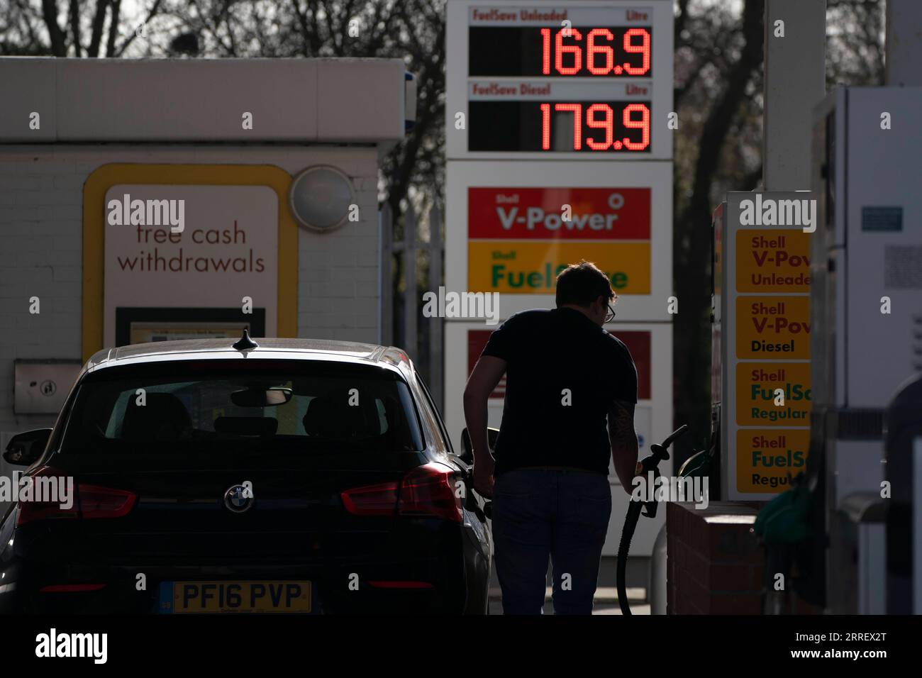 220318 -- CHESHIRE, 18. März 2022 -- Ein Mann betankt sein Auto an einer Tankstelle in Cheshire, Großbritannien, 17. März 2022. Die Ölpreise stiegen am Donnerstag, als die Versorgungssorgen wieder auf den Markt kamen. Foto von /Xinhua BRITAIN-OIL PRICES-JUMP JonxSuper PUBLICATIONxNOTxINxCHN Stockfoto