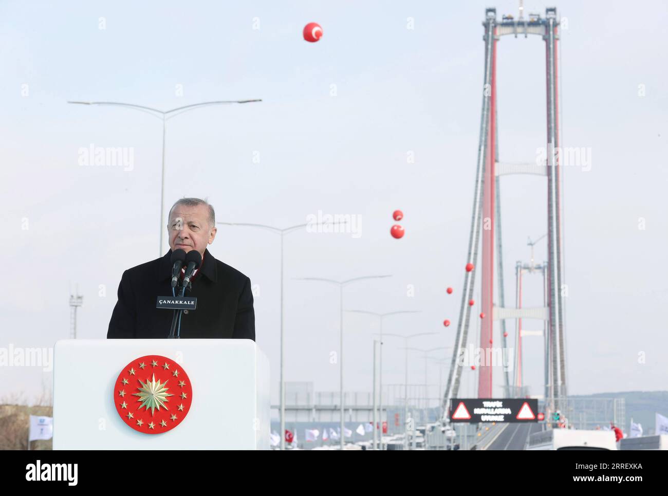 220318 -- CANAKKALE TÜRKEI, 18. März 2022 -- türkischer Präsident Recep Tayyip Erdogan spricht bei der Einweihungszeremonie der Canakkale Brücke 1915 in Canakkale, Nordwesttürkei, am 18. März 2022. Die türkische Canakkale Bridge 1915, die längste Mittelspannbrücke, die die Dardanelles-Straße überspannt und Europa und Asien am westlichen Ende des Marmarameer verbindet, wurde am Freitag in Canakkale eingeweiht. TÜRKEI-CANAKKALE-DARDANELLES STRAIT-BRIDGE-EINWEIHUNG XINHUA PUBLICATIONXNOTXINXCHN Stockfoto