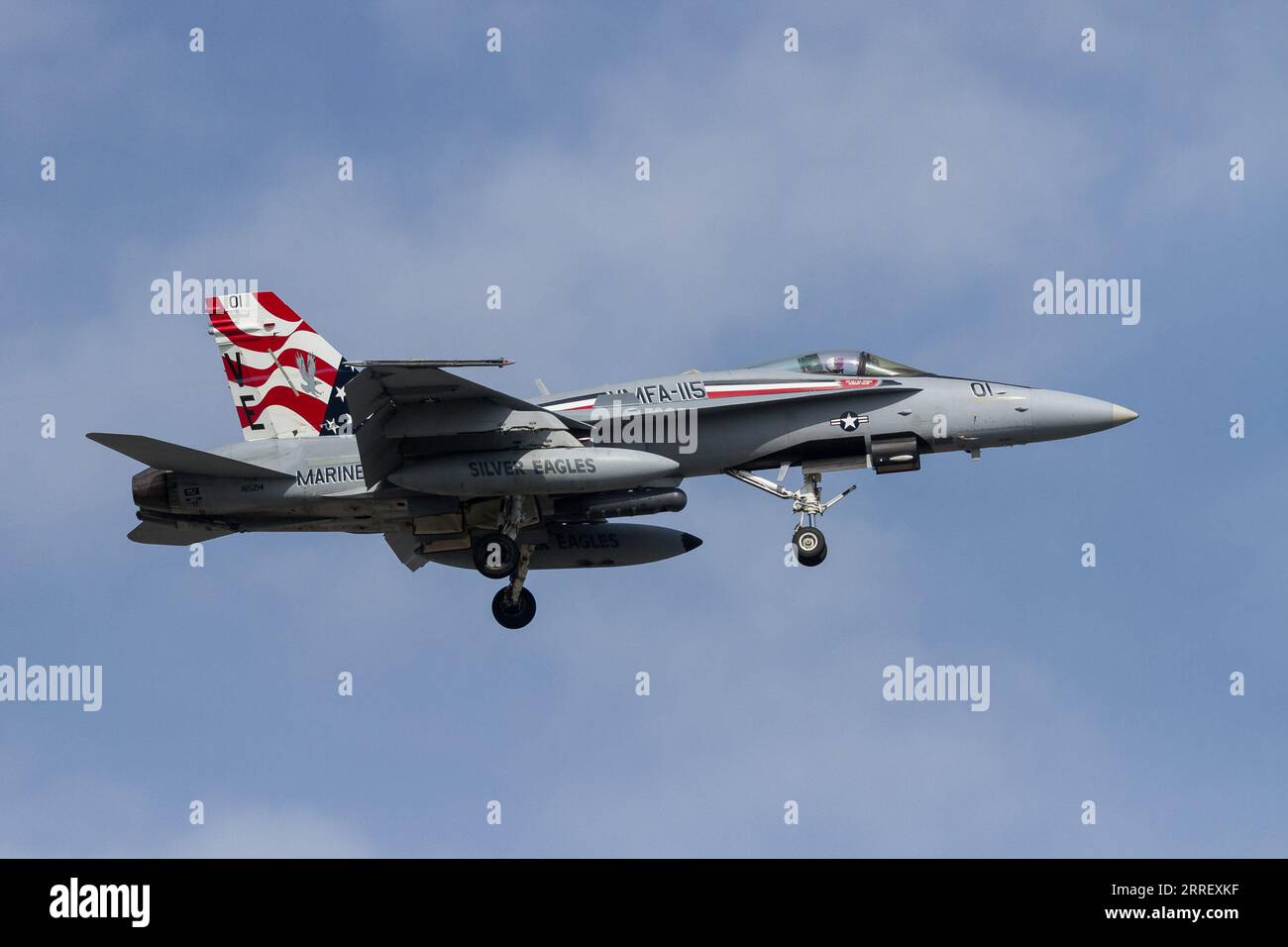 Ein US Marines Corps McDonnell Douglas F/A-18C Legacy Hornet mit der Marine Fighter Attack Squadron 115 (VMFA-115), bekannt als die „Silver Eagles“, die in der Nähe der Naval Air Facility auf dem Luftwaffenstützpunkt Atsugi fliegen. Das 47. Japanisch-amerikanische Freundschaftsfestival ist ein jährlich stattfindendes zweitägiges Festival, auf dem statische und fliegende Ausstellungen von Flugzeugen der US Military and Japanese Self-Defence Force (JSDF) gezeigt werden. Dieses Festival findet auf dem Yokota Airbase in Fussa statt. Stockfoto
