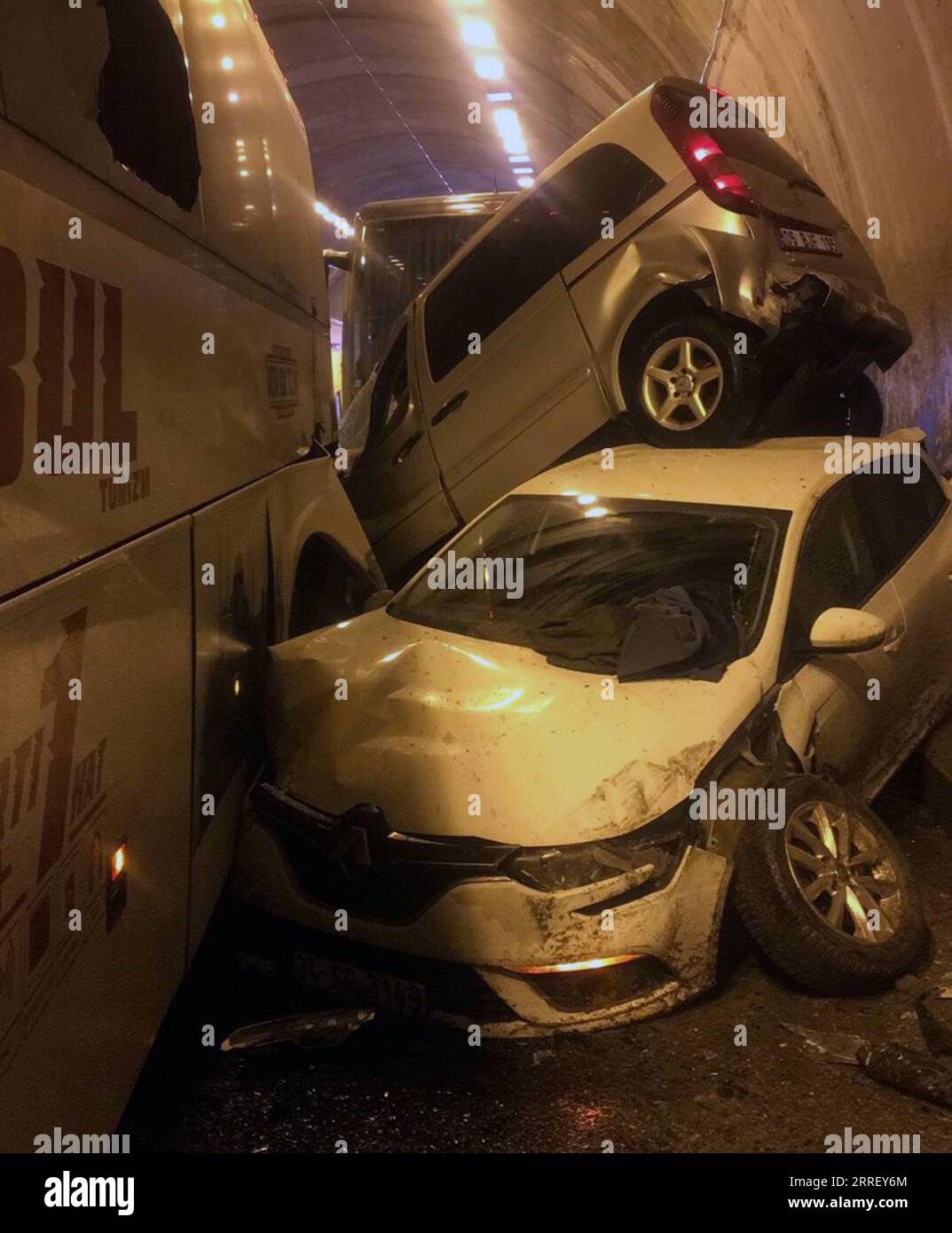 220319 -- BOLU TÜRKEI, 19. März 2022 -- dieses Bild aus Videoaufnahmen zeigt die Szene eines Verkehrsunfalls im Mount Bolu Tunnel im Nordwesten der Türkei am 19. März 2022. Mindestens 30 Menschen wurden am Samstag bei einem Pileup im Mount Bolu Tunnel auf der Autobahn Ankara-Istanbul verletzt, sagte ein lokaler Gouverneur. TÜRKEI-BOLU-TUNNEL-VERKEHRSUNFALL Xinhua PUBLICATIONxNOTxINxCHN Stockfoto