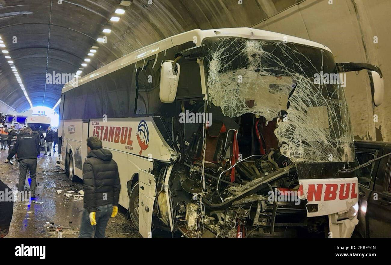 220319 -- BOLU TÜRKEI, 19. März 2022 -- dieses Bild aus Videoaufnahmen zeigt die Szene eines Verkehrsunfalls im Mount Bolu Tunnel im Nordwesten der Türkei am 19. März 2022. Mindestens 30 Menschen wurden am Samstag bei einem Pileup im Mount Bolu Tunnel auf der Autobahn Ankara-Istanbul verletzt, sagte ein lokaler Gouverneur. TÜRKEI-BOLU-TUNNEL-VERKEHRSUNFALL Xinhua PUBLICATIONxNOTxINxCHN Stockfoto