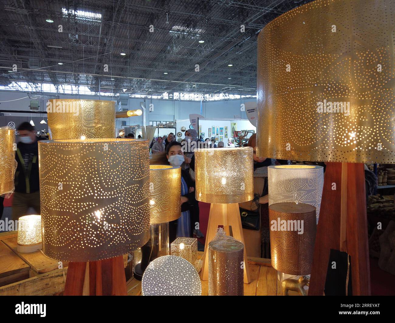 220319 -- TUNIS, 19. März 2022 -- Besucher schauen sich Lampen mit traditionellen arabischen Mustern während der Ausstellung Artisanal Creation im Kram Exhibition Center in Tunis, Tunesien, am 19. März 2022 an. Vom 18. März bis 27. März findet hier die Ausstellung Handwerkskunst statt, um die Entwicklung des lokalen Kunsthandwerks zu fördern. TUNESIEN-TUNIS-KUNSTHANDWERKERAUSSTELLUNG Xinhua PUBLICATIONxNOTxINxCHN Stockfoto 220319 -- TUNIS, 19. März 2022 -- Besucher schauen sich Lampen mit traditionellen arabischen Mustern während der Ausstellung Artisanal Creation im Kram Exhibition Center in Tunis, Tunesien, am 19. März 2022 an. Vom 18. März bis 27. März findet hier die Ausstellung Handwerkskunst statt, um die Entwicklung des lokalen Kunsthandwerks zu fördern. TUNESIEN-TUNIS-KUNSTHANDWERKERAUSSTELLUNG Xinhua PUBLICATIONxNOTxINxCHN Stockfoto