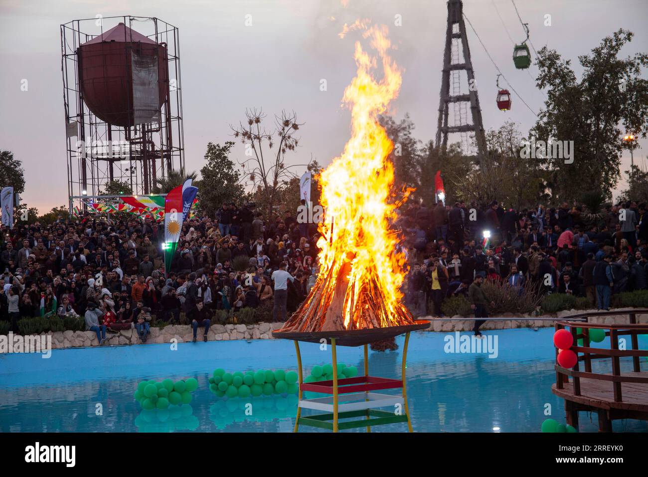 220320 -- ERBIL IRAQ, 20. März 2022 -- Menschen versammeln sich um ein Lagerfeuer während einer Newroz-Feier in Erbil, Irak, am 20. März 2022. Foto von /Xinhua IRAQ-ERBIL-NEWROZ-CELEBRATION DalshadxAl-Daloo PUBLICATIONxNOTxINxCHN Stockfoto