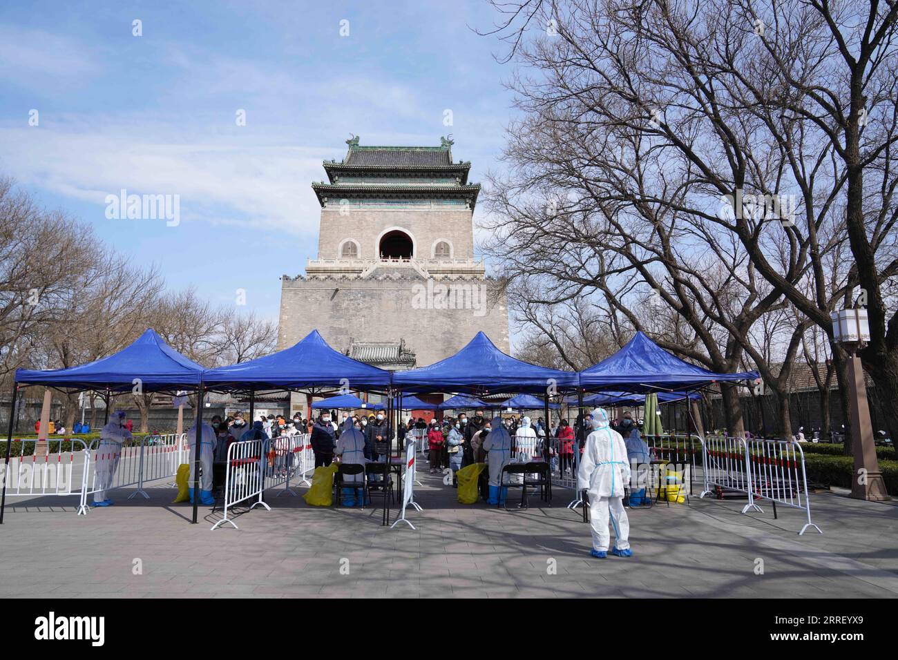 220321 -- PEKING, 21. März 2022 -- medizinische Arbeiter sammeln Nukleinsäureproben an einer Teststelle im Dongcheng Bezirk, Peking, Hauptstadt von China, 21. März 2022. CHINA-BEIJING-COVID-19-TEST CN JuxHuanzong PUBLICATIONxNOTxINxCHN Stockfoto