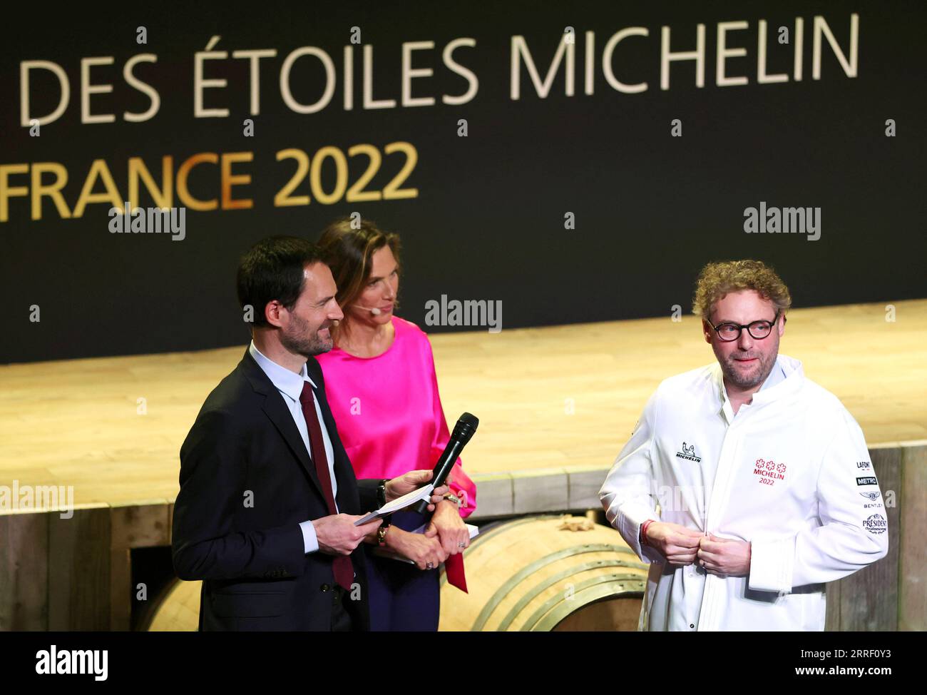 220323 -- COGNAC, 23. März 2022 -- der französische Küchenchef Arnaud Donckele R zieht seine neue Küchenjacke an, nachdem er bei der Verleihung der Michelin Guide-Preisverleihung 2022 in Cognac, Frankreich, am 22. März 2022 mit einem dritten Michelin-Stern ausgezeichnet wurde. Der Michelin Guide startete seine Ausgabe 2022 am Dienstag in Cognac, das erste Mal seit 122 Jahren, dass die Zeremonie außerhalb von Paris stattfand. Zwei Restaurants wurden mit der höchsten Auszeichnung von drei Sternen ausgezeichnet. FRANKREICH-COGNAC-MICHELIN-PREISVERLEIHUNG GAOXJING PUBLICATIONXNOTXINXCHN Stockfoto