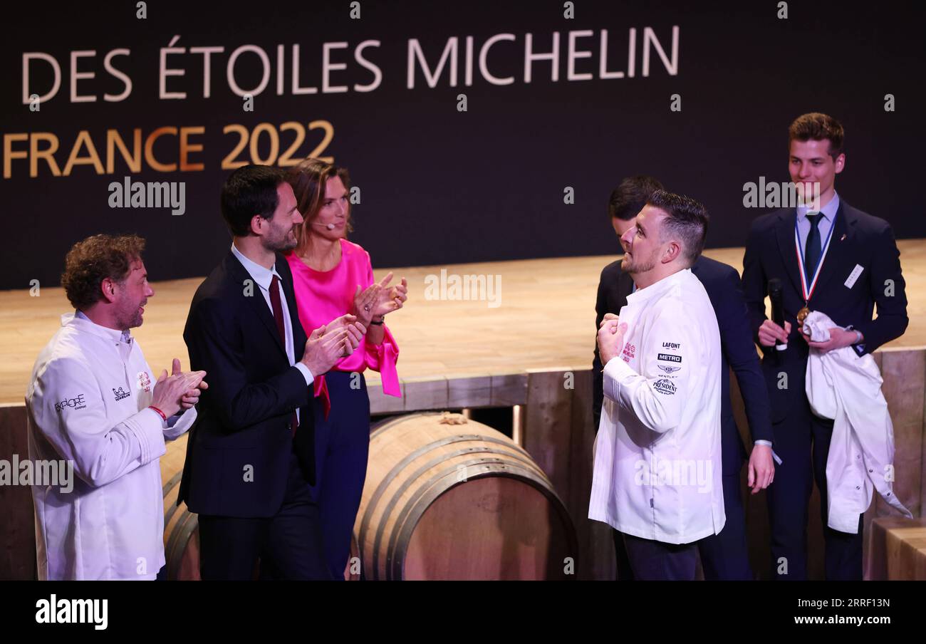 220323 -- COGNAC, 23. März 2022 -- der französische Küchenchef Dimitri Droisneau Front R zieht seine neue Küchenjacke an, nachdem er bei der Verleihung der Michelin Guide-Preisverleihung 2022 in Cognac, Frankreich, am 22. März 2022 mit einem dritten Michelin-Stern ausgezeichnet wurde. Der Michelin Guide startete seine Ausgabe 2022 am Dienstag in Cognac, das erste Mal seit 122 Jahren, dass die Zeremonie außerhalb von Paris stattfand. Zwei Restaurants wurden mit der höchsten Auszeichnung von drei Sternen ausgezeichnet. FRANKREICH-COGNAC-MICHELIN-PREISVERLEIHUNG GAOXJING PUBLICATIONXNOTXINXCHN Stockfoto
