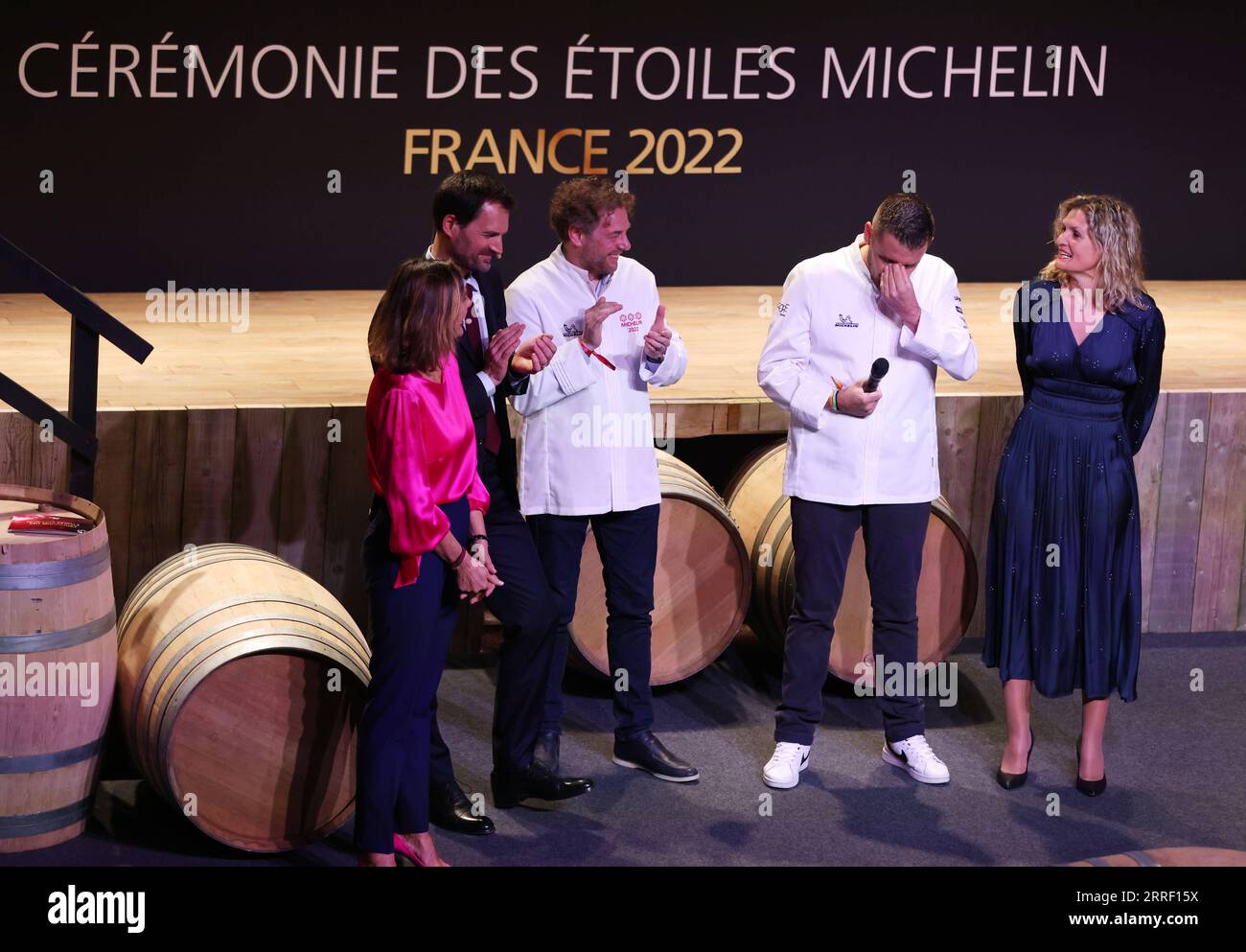 220323 -- COGNAC, 23. März 2022 -- der französische Küchenchef Arnaud Donckele 3. L und der französische Küchenchef Dimitri Droisneau 2. R feiern, nachdem er 2022 bei der Verleihung des Michelin Guide in Cognac, Frankreich, am 22. März 2022 mit einem dritten Michelin-Stern ausgezeichnet wurde. Der Michelin Guide startete seine Ausgabe 2022 am Dienstag in Cognac, das erste Mal seit 122 Jahren, dass die Zeremonie außerhalb von Paris stattfand. Zwei Restaurants wurden mit der höchsten Auszeichnung von drei Sternen ausgezeichnet. FRANKREICH-COGNAC-MICHELIN-PREISVERLEIHUNG GAOXJING PUBLICATIONXNOTXINXCHN Stockfoto