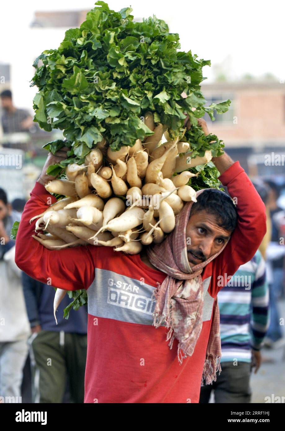 220323 -- JAMMU, 23. März 2022 -- Ein Verkäufer führt Gemüse auf einem Gemüse- und Obstmarkt in Jammu, der Winterhauptstadt des von Indien kontrollierten Kaschmirs, am 23. März 2022. STR/KASHMIR-JAMMU-MARKET Xinhua PUBLICATIONxNOTxINxCHN Stockfoto