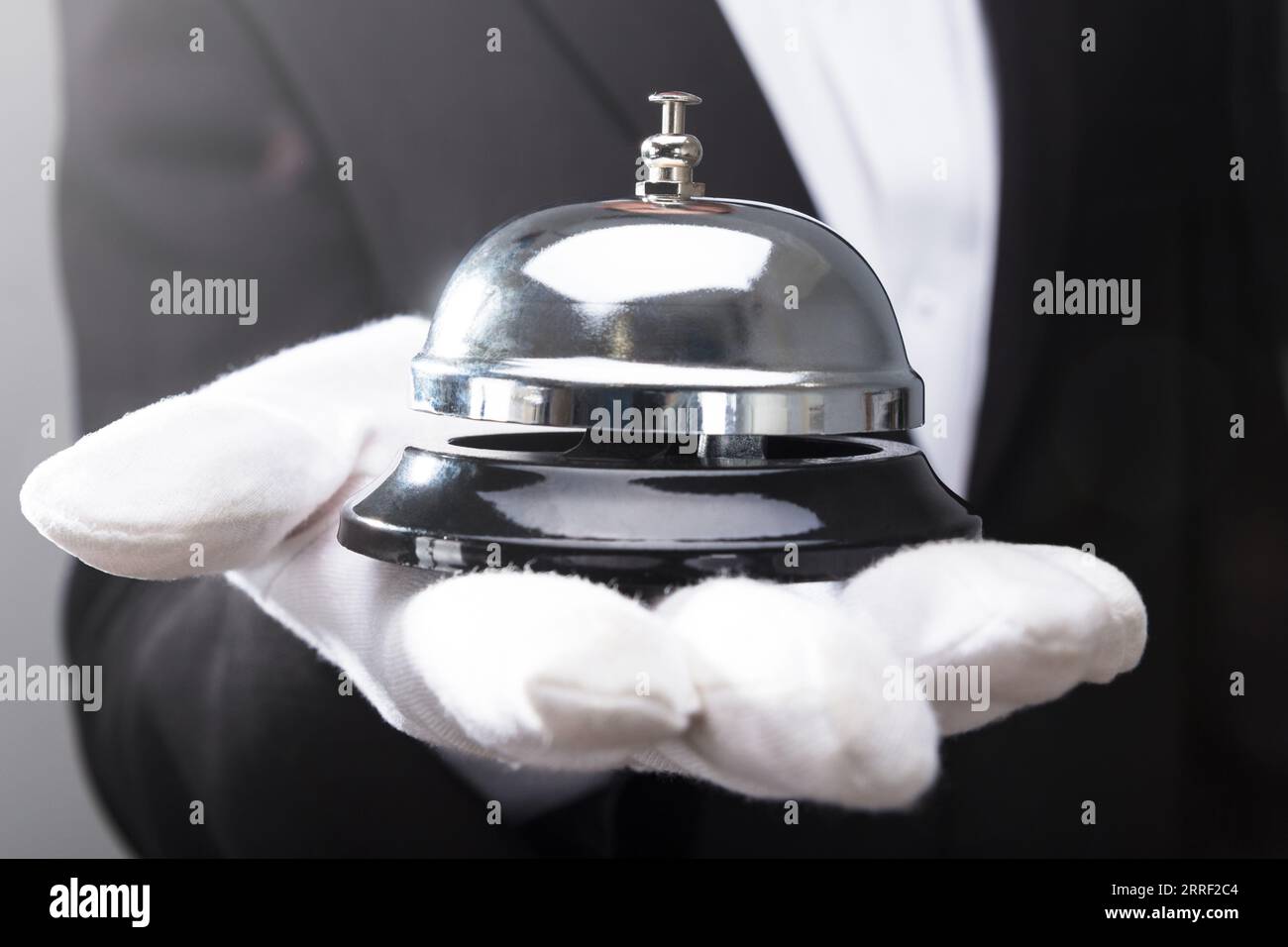 In der Nähe von einem Kellner Hand Holding Service Bell Stockfoto