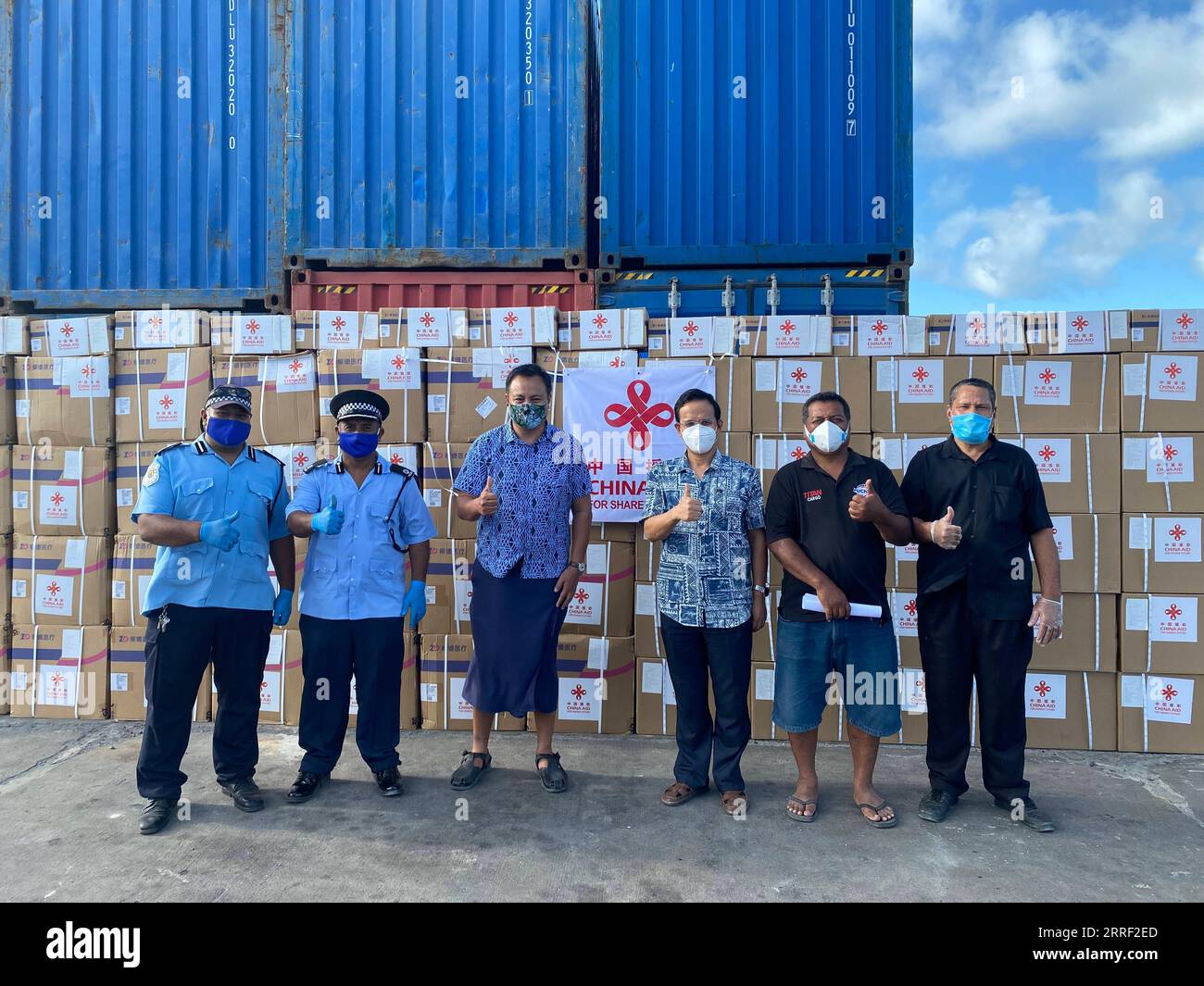 220325 -- TARAWA, 25. März 2022 -- Chinesischer Botschafter in Kiribati Tang Songgen 3. R und Kiribati Minister für Gesundheit und medizinische Dienste Tinte Itinteang 3. L nehmen an einer Übergabereihe der zweiten Reihe von Antiepidemie-Lieferungen Teil, die von China an Kiribati in Tarawa, Kiribati, 24. März 2022, geliefert werden. Die zweite Partie von Antiepidemie-Vorräten, die China zur Verfügung stellte, wurde am Donnerstag nach Kiribati verschickt. Die Vorräte, einschließlich Masken, persönliche Schutzausrüstung PSA, Handdesinfektionsmittel und Zelte, kamen nach der ersten Materialcharge, die Ende Februar t in das südpazifische Inselland eintraf Stockfoto