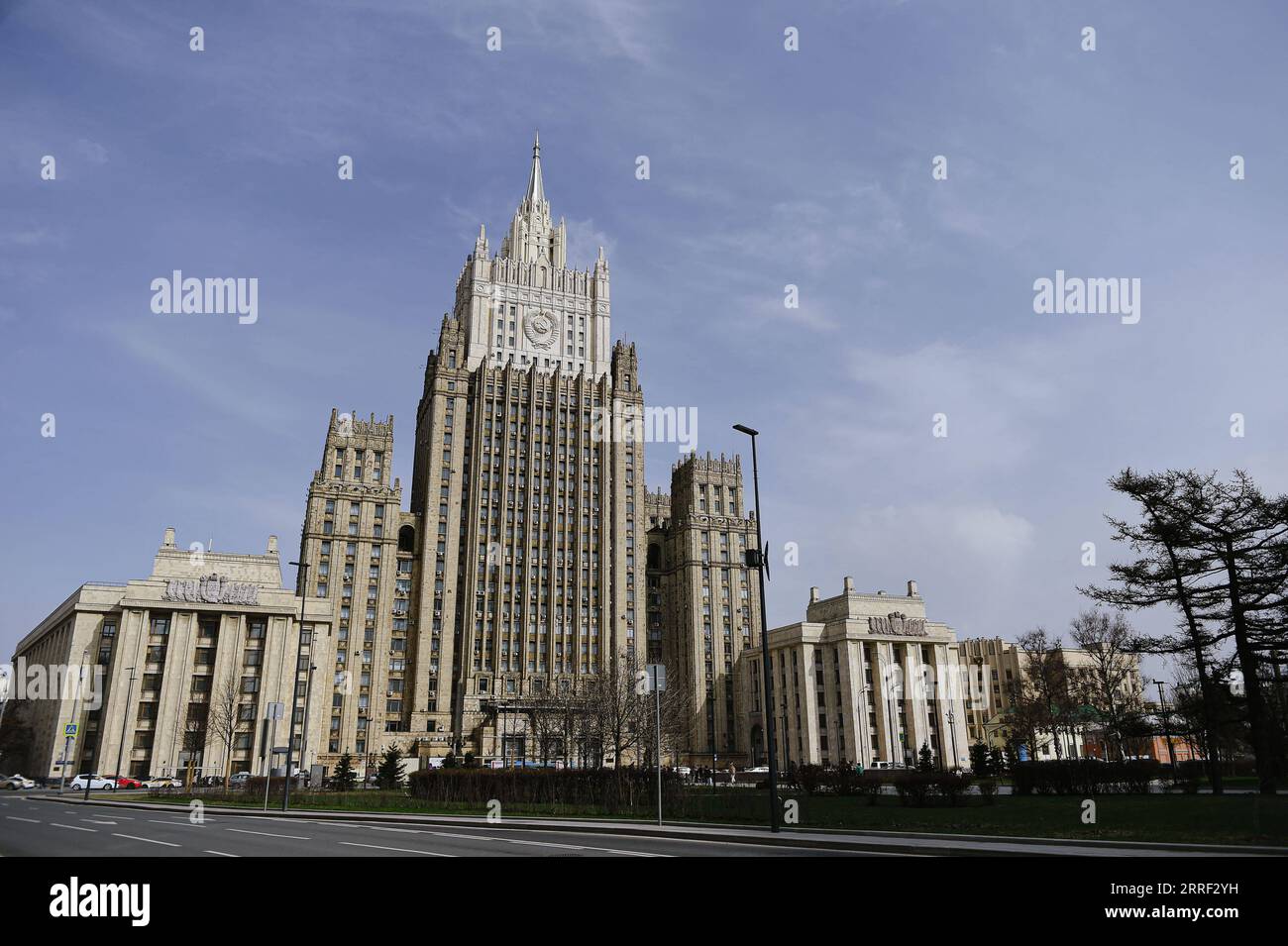 220325 -- MOSKAU, 25. März 2022 -- Aktenfoto vom 16. April 2021 zeigt das russische Außenministerium in Moskau. Der außerordentliche Gipfel der NATO-Organisation für den Nordatlantikvertrag am Donnerstag hat den Wunsch der Allianz bestätigt, Russland einzudämmen und den militärischen Konflikt in der Ukraine zu verlängern, sagte das russische Außenministerium. RUSSLAND-MOSKAU-NATO-GIPFEL EvgenyxSinitsyn PUBLICATIONxNOTxINxCHN Stockfoto