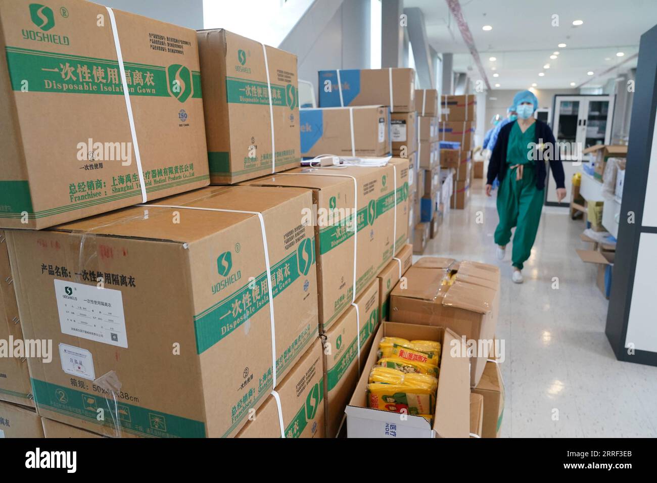 220326 -- SHANGHAI, 26. März 2022 -- Foto zeigt die Innenansicht eines zentralisierten Quarantänebereichs des nördlichen Krankenhauses des Ruijin Krankenhauses im ostchinesischen Shanghai, 25. März 2022. Das Krankenhaus wurde kürzlich renoviert und in Betrieb genommen. Mehr als 1.700 leichte und asymptomatische COVID-19-Patienten wurden hier behandelt. Gegenwärtig wurden eine Reihe von medizinischen Einrichtungen in Shanghai in zentrale Quarantänezentren für leichte und asymptomatische Patienten umgewandelt. CHINA-SHANGHAI-COVID-19-QUARANTINE CN DingxTing PUBLICATIONxNOTxINxCHN Stockfoto