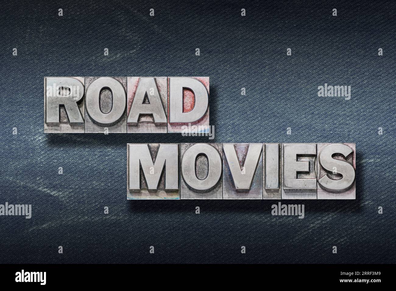 Road Movies Phrase aus metallischem Buchdruck auf dunklem Jeans-Hintergrund Stockfoto