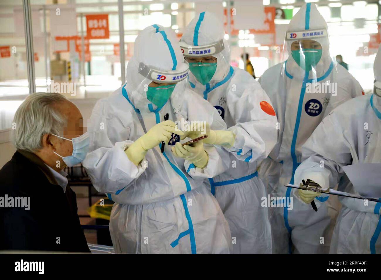 220326 -- SHANGHAI, 26. März 2022 -- Mitarbeiter helfen einem Patienten bei der Registrierung in einer ausgewiesenen Quarantäneeinrichtung im ostchinesischen Shanghai, 26. März 2022. Die lokalen Behörden haben sieben Einrichtungen, darunter Krankenhäuser und Stadien, renoviert, um leichte Fälle und asymptomatische Träger unter Quarantäne zu stellen. Foto von /Xinhua CHINA-SHANGHAI-COVID-19-QUARANTINE CN YexJiaqi PUBLICATIONxNOTxINxCHN Stockfoto