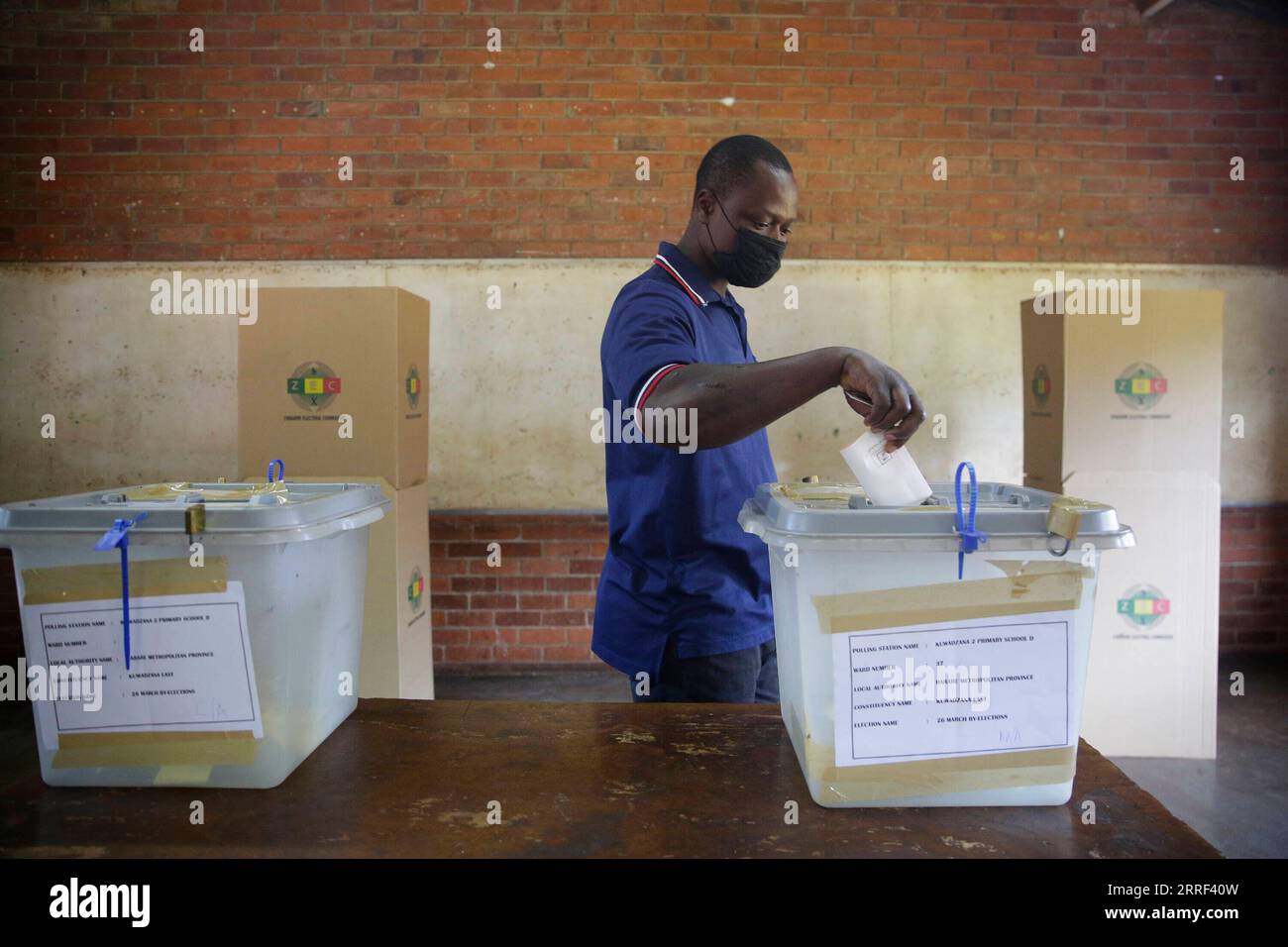 220326 -- HARARE, 26. März 2022 -- Ein Mann gibt am 26. März 2022 seine Stimme in einer Wahlstation in Harare, Simbabwe. Simbabwe führte am Samstag eine entscheidende Nachwahl durch, die durch eine niedrige Wahlbeteiligung in vielen Wahlkreisen gekennzeichnet war. Foto von /Xinhua ZIMBABWE-HARARE-BY-ELECTION ShaunxJusa PUBLICATIONxNOTxINxCHN Stockfoto
