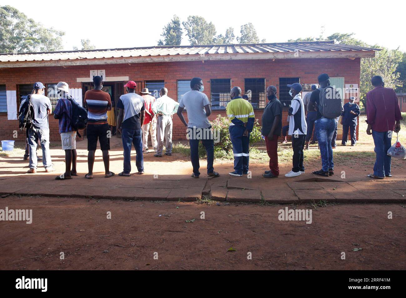 220326 -- HARARE, 26. März 2022 -- die Leute warteten am 26. März 2022 in einem Wahllokal in Harare, Simbabwe, auf, um zu wählen. Simbabwe führte am Samstag eine entscheidende Nachwahl durch, die durch eine niedrige Wahlbeteiligung in vielen Wahlkreisen gekennzeichnet war. Foto von /Xinhua ZIMBABWE-HARARE-BY-ELECTION ShaunxJusa PUBLICATIONxNOTxINxCHN Stockfoto