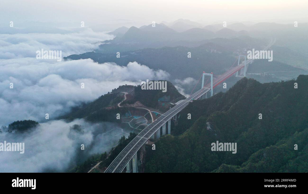 220328 -- GUIDING, 28. März 2022 -- Luftaufnahme aufgenommen am 28. März 2022 zeigt die große Brücke Yangbaoshan und die große Brücke Shitouzhai entlang des Guiyang-Huangping Highway in der südwestlichen chinesischen Provinz Guizhou. Der Bau der Hauptstrecke des Guiyang-Huangping Highway ist in die letzte Phase eingetreten und soll in diesem Jahr abgeschlossen werden. Die Hauptstrecke dieser Autobahn erstreckt sich über 120,6 Kilometer und wird Guizhou mit dem Yangtze-Delta verbinden. CHINA-GUIZHOU-GUIYANG-HUANGPING-HIGHWAY CN YANGXWENBIN PUBLICATIONXNOTXINXCHN Stockfoto
