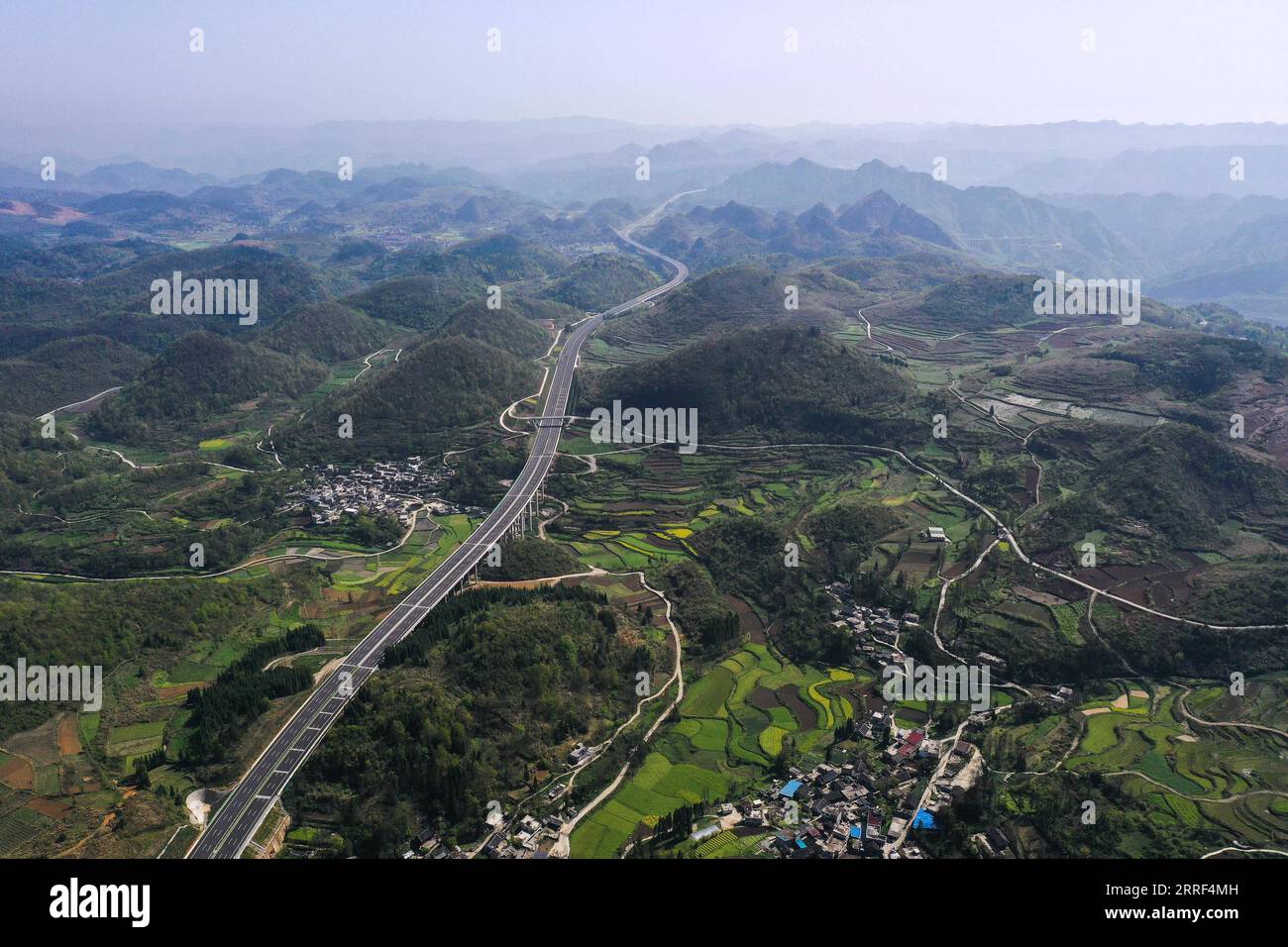 220328 -- GUIDING, 28. März 2022 -- Luftaufnahme aufgenommen am 28. März 2022 zeigt einen Abschnitt des Guiyang-Huangping Highway in Guiding County, südwestchinesische Provinz Guizhou. Der Bau der Hauptstrecke des Guiyang-Huangping Highway ist in die letzte Phase eingetreten und soll in diesem Jahr abgeschlossen werden. Die Hauptstrecke dieser Autobahn erstreckt sich über 120,6 Kilometer und wird Guizhou mit dem Yangtze-Delta verbinden. CHINA-GUIZHOU-GUIYANG-HUANGPING-HIGHWAY CN YANGXWENBIN PUBLICATIONXNOTXINXCHN Stockfoto